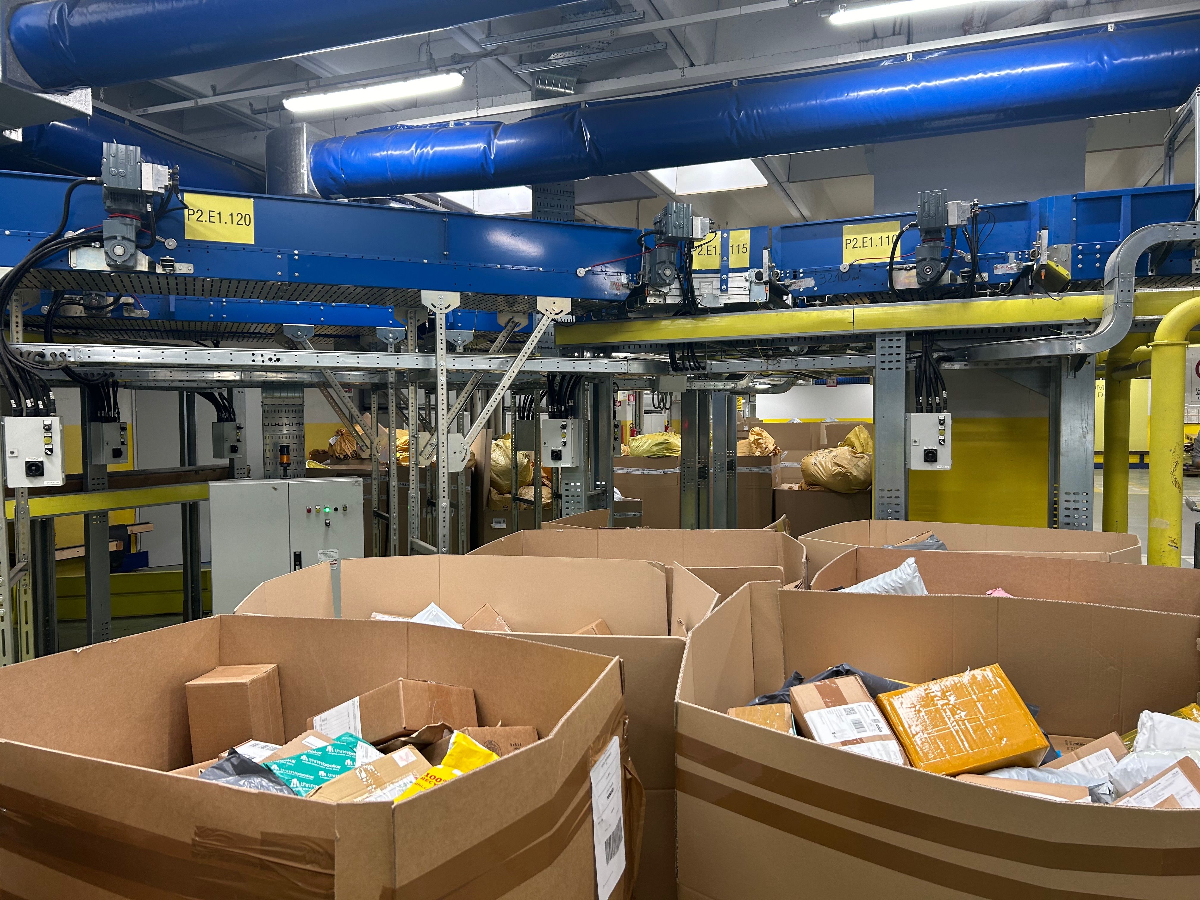 Lo smistamento pacchi di Poste