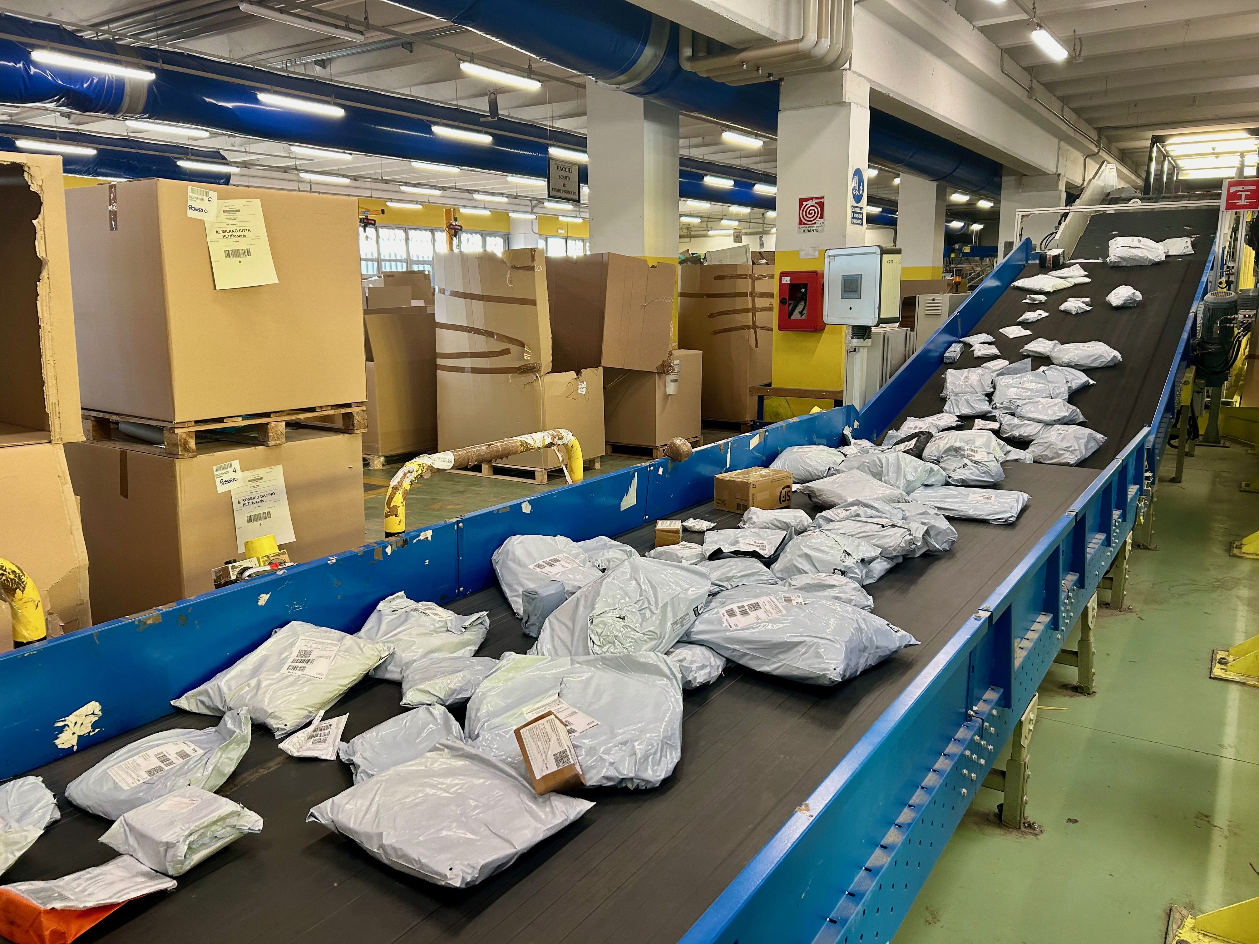 Lo smistamento pacchi di Poste