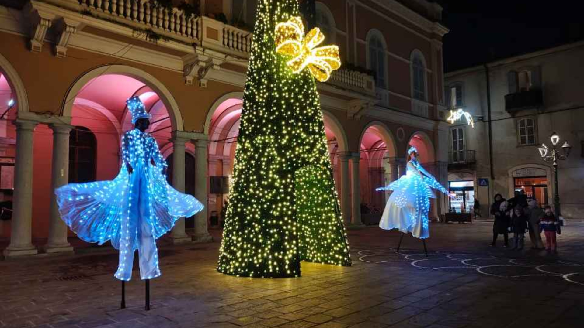 Il Natale accende il centro di Castel San Giovanni con luci e videomapping