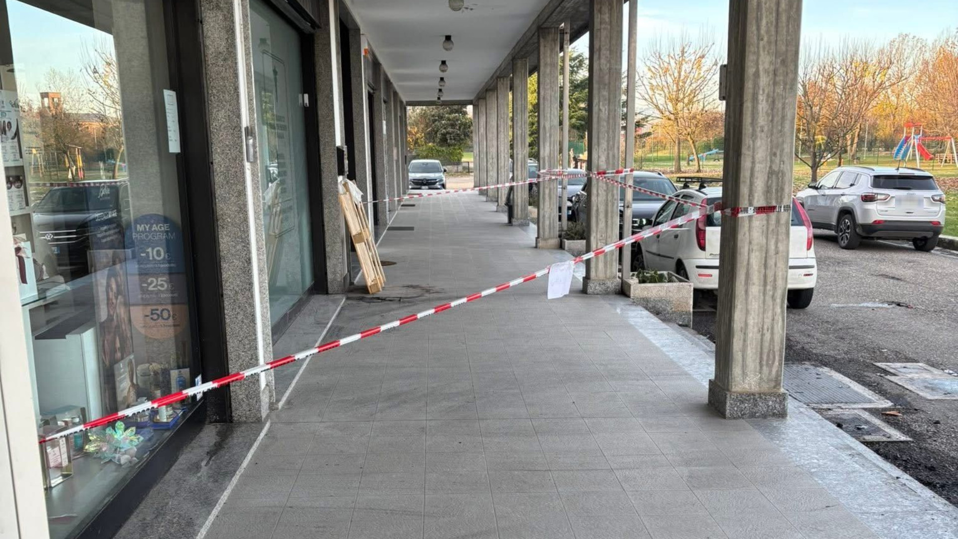 Niviano, cassonetto dato alle fiamme di fronte alla farmacia