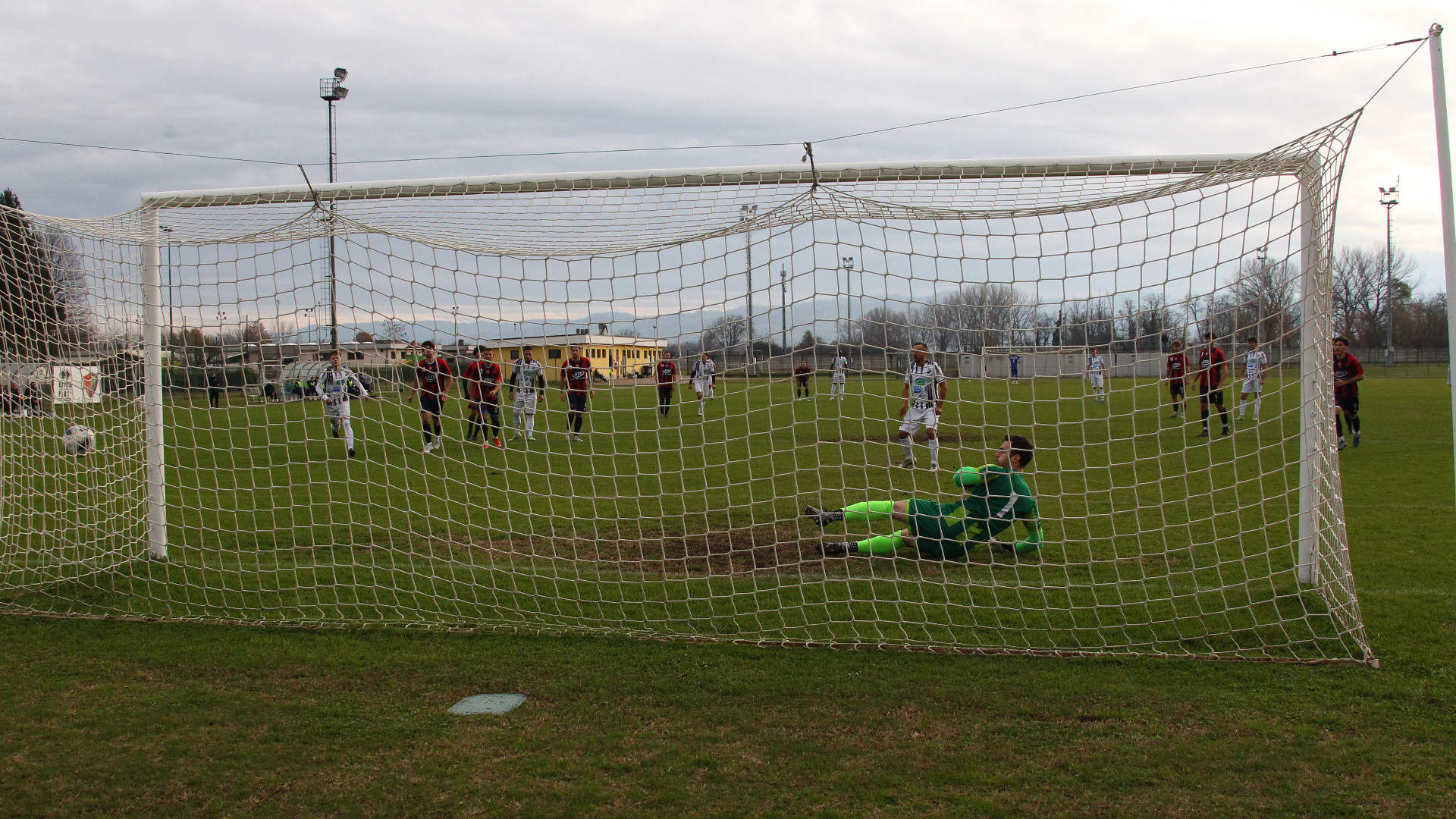 Ammucchiata in Prima: 8 squadre in un punto
