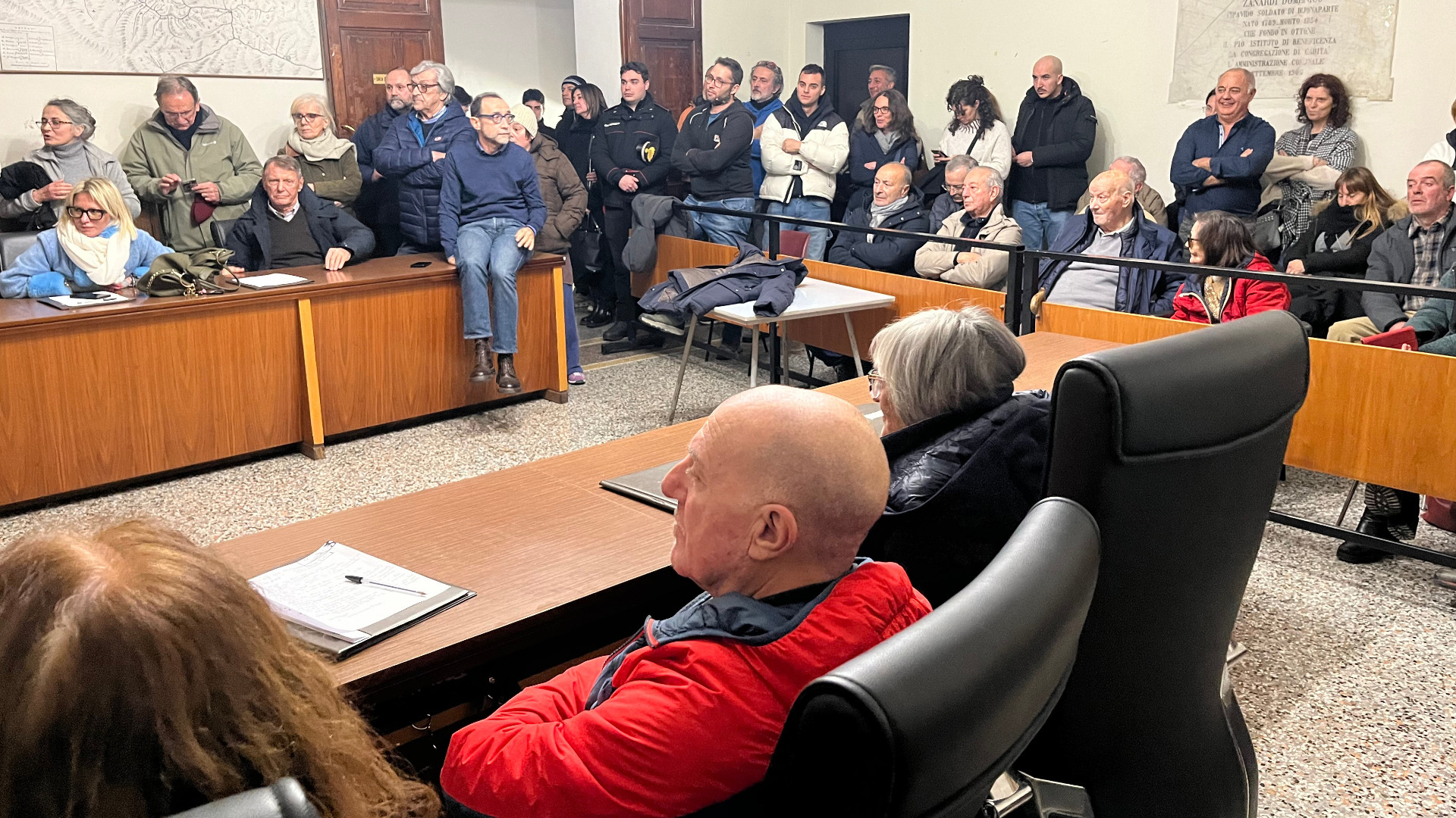 Proteste per la piazza di Ottone, ma il Comune tira dritto mentre nasce un comitato