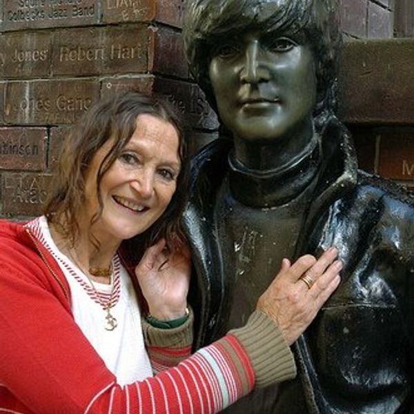 Julia accanto alla statua di suo fratello