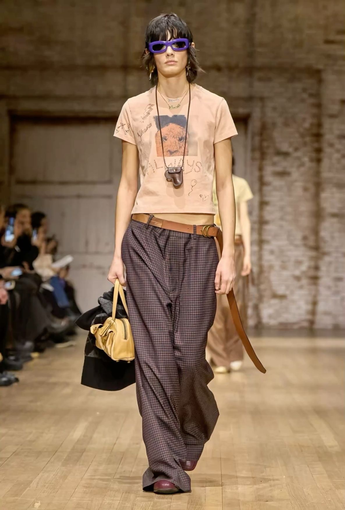 Una indossatrice indossa jeans ampi e morbidi