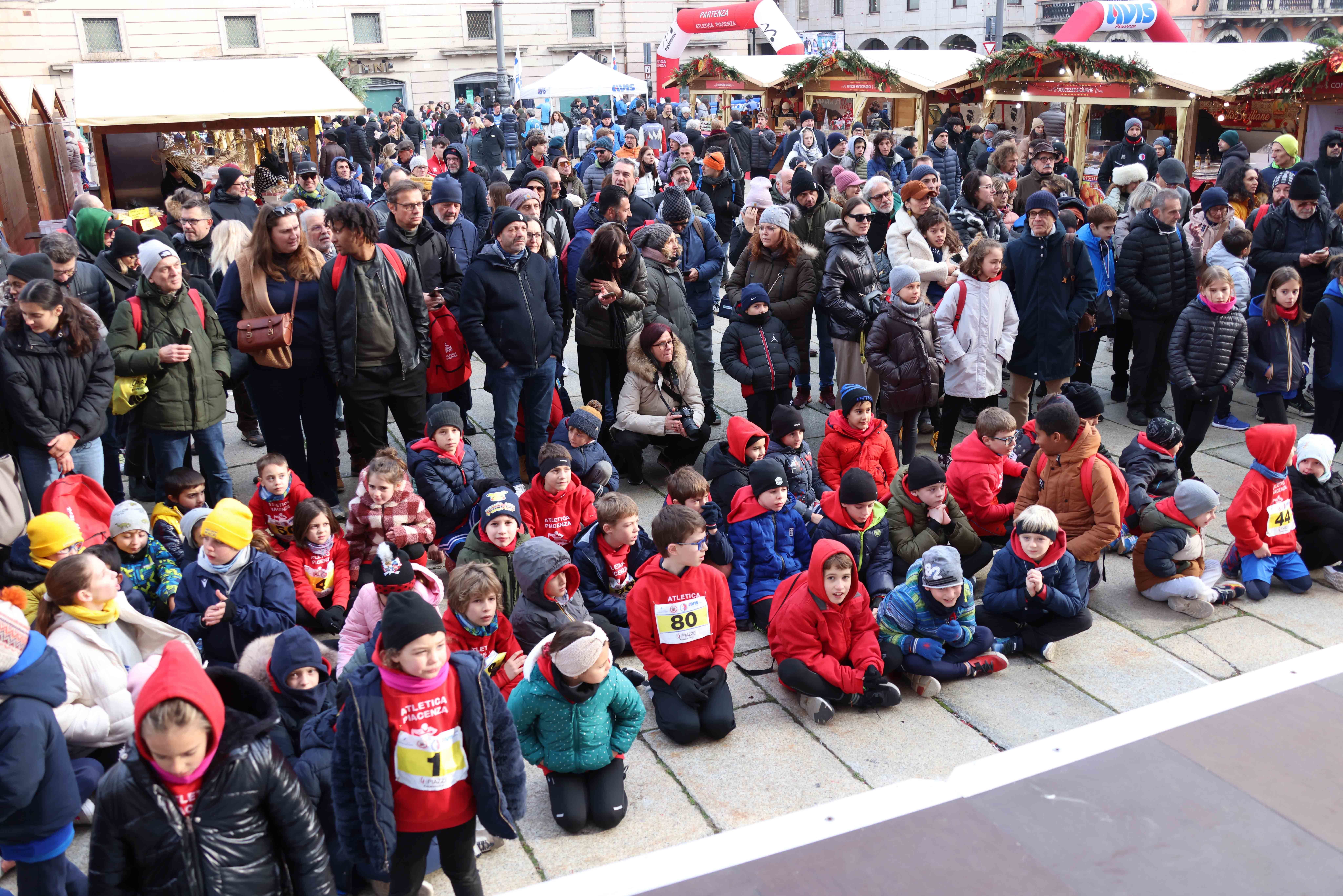 I bambini in piazza Cavalli (foto Cavalli)