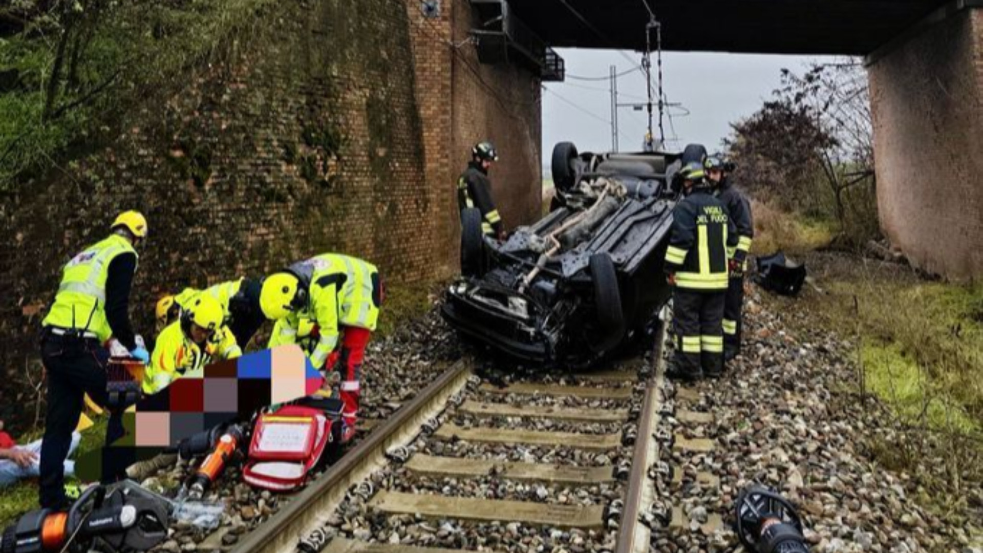 Caorso: auto fuori strada sul cavalcavia, finisce sui binari