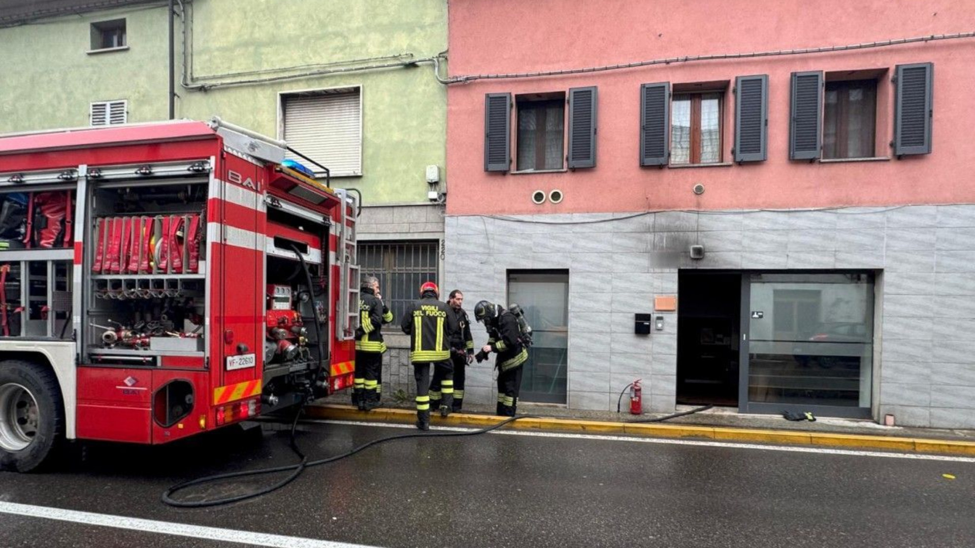 Fiamme in studio tecnico a Sant'Antonio, via Emilia  chiusa temporaneamente