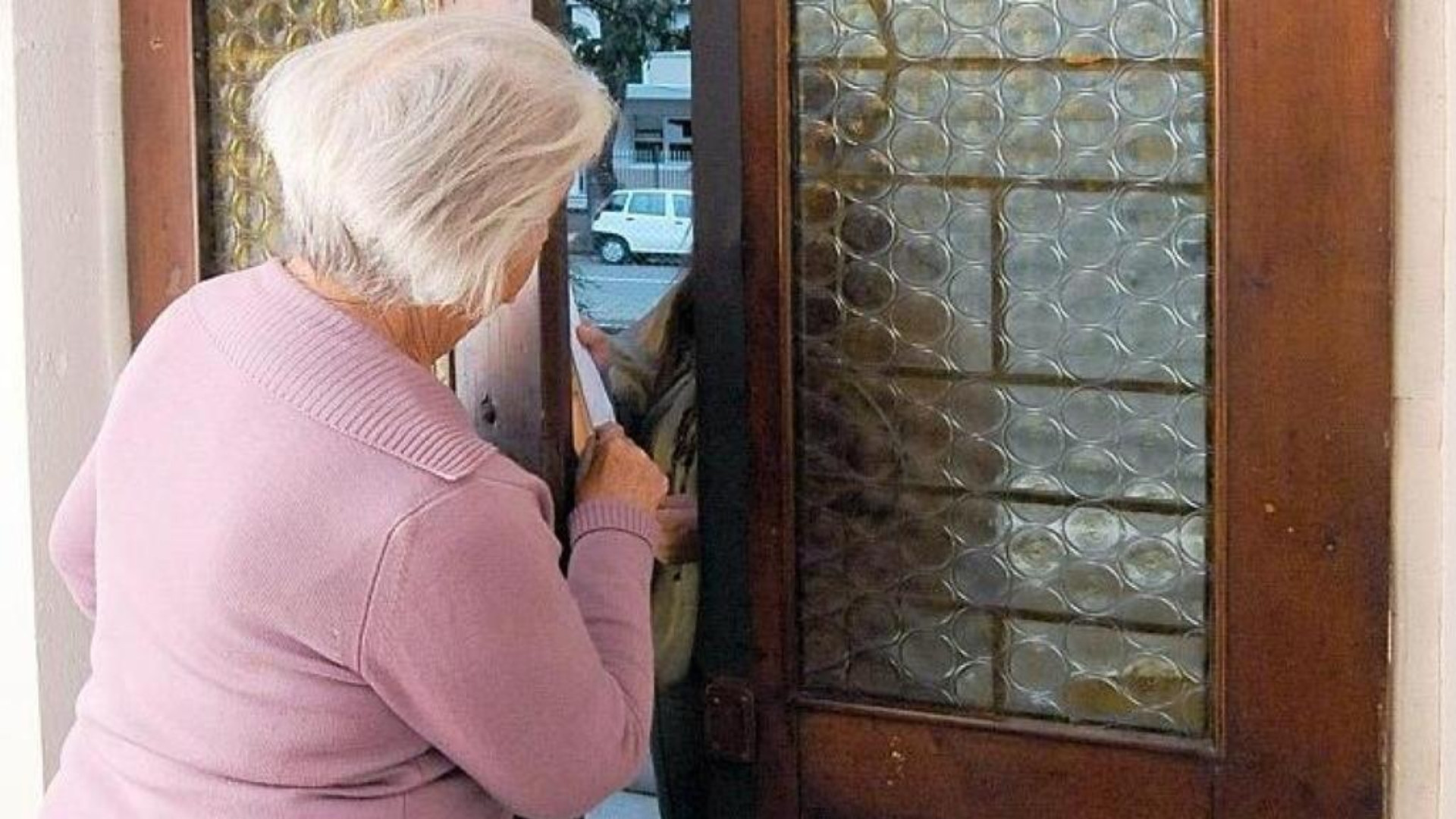 Truffatori senza scrupoli. Il nuovo trucco: «Devo controllare il bidone della differenziata»