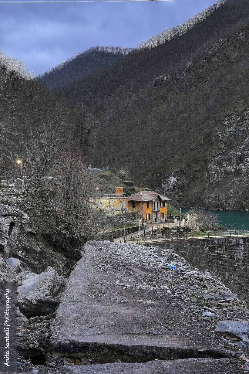 Diga di Boschi, interruzione strada provinciale 586R di Valdaveto - foto Anita Santelli