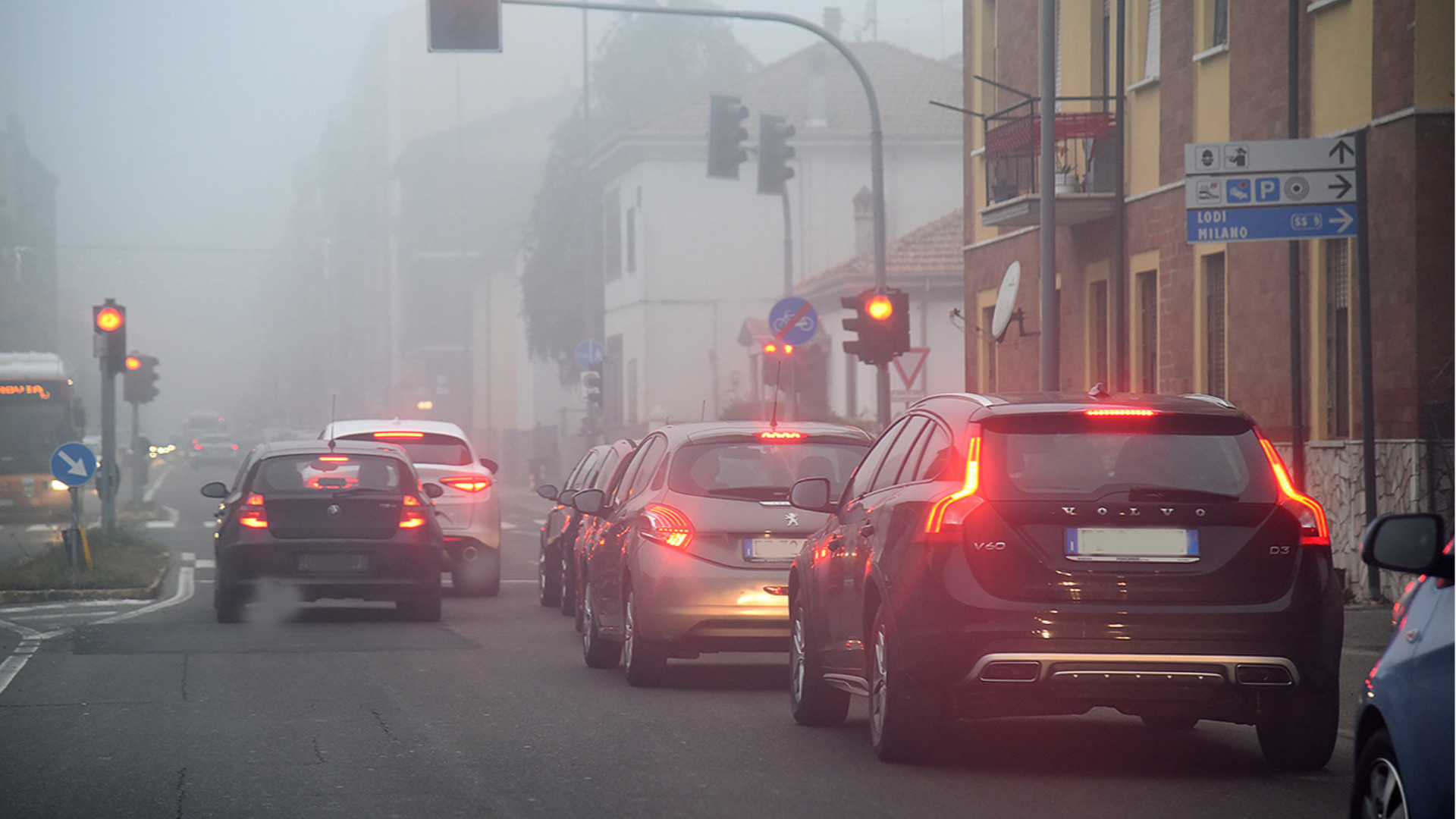 Emergenza smog, scattano le limitazioni anti traffico
