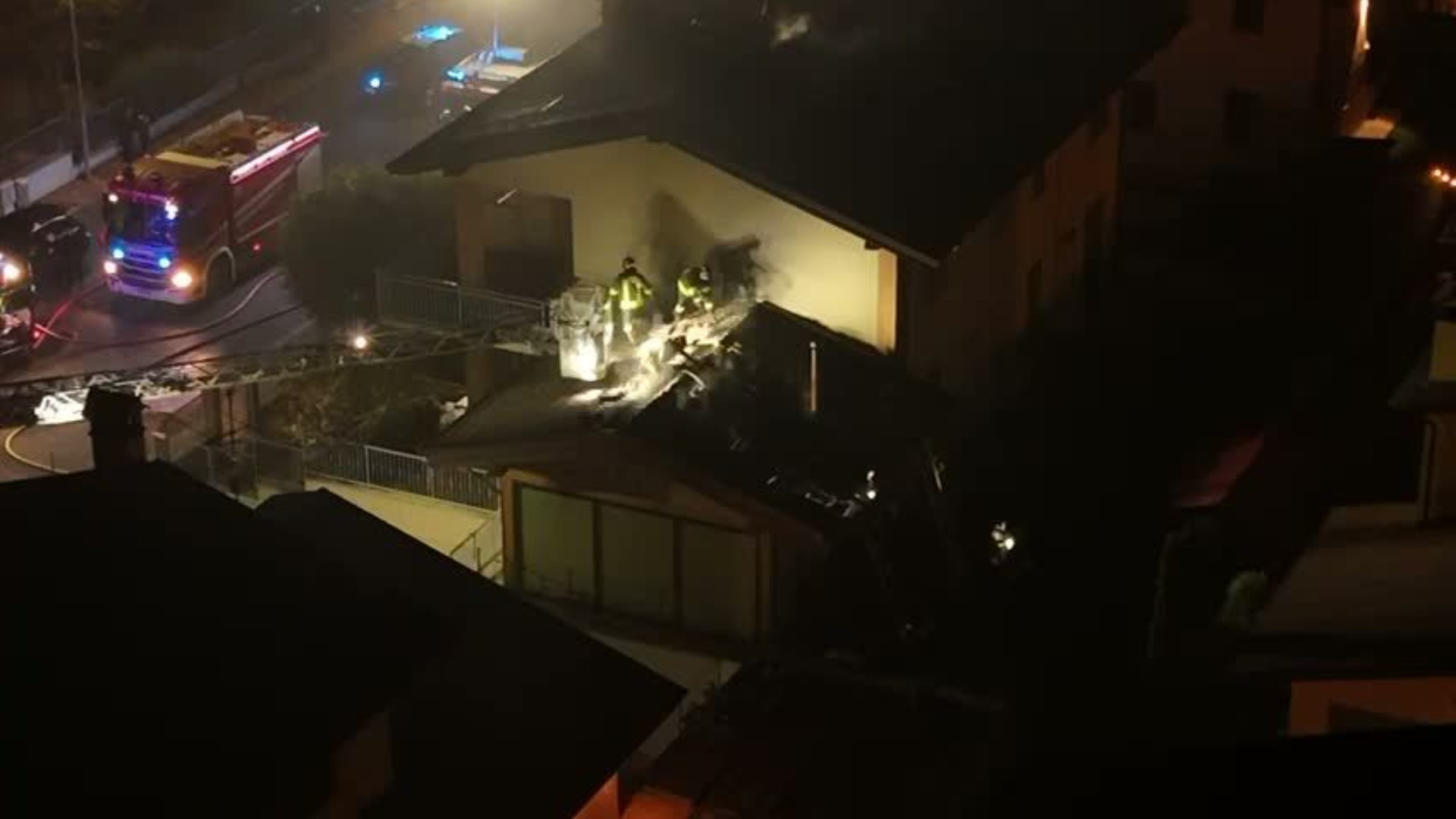 Canna fumaria in fiamme a Niviano, ville salvate dai pompieri (video)