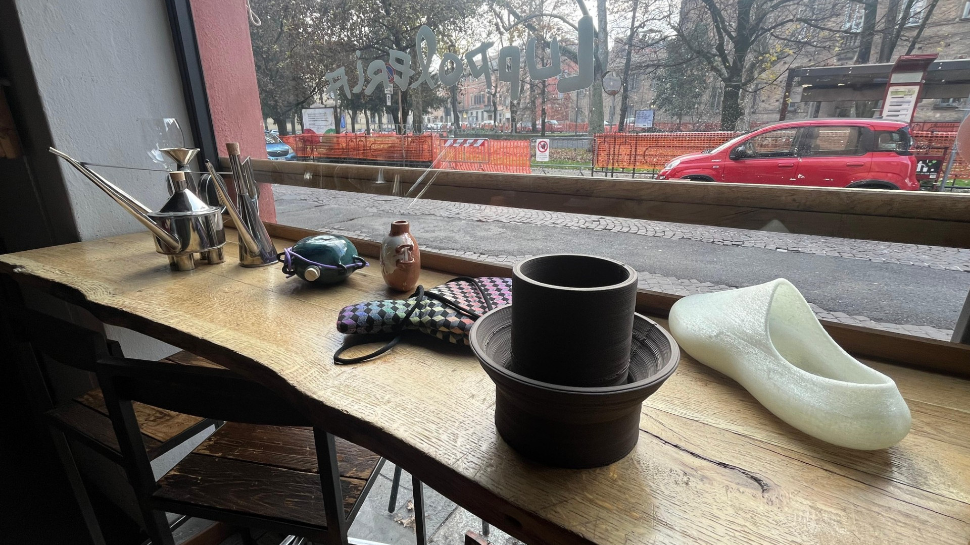 Microsalone di design nelle vetrine di via Roma