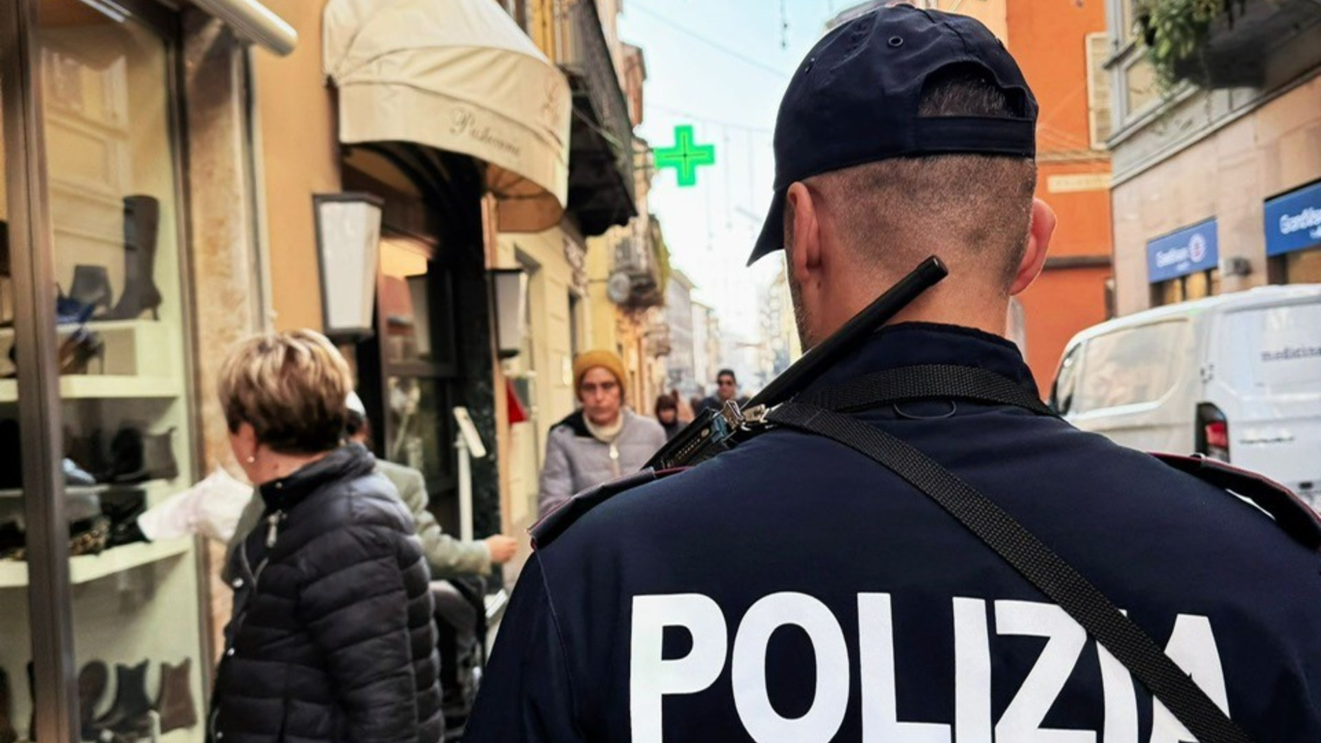 Psicologa molestata in via Bolzoni, denunciato un 35enne