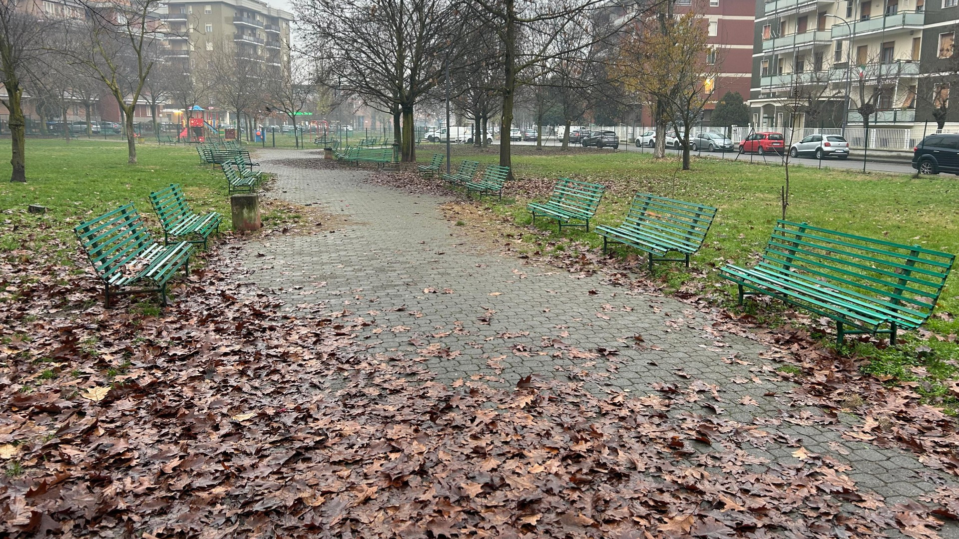 Foresta di panchine al parco La Pira, sono 47 ravvicinate