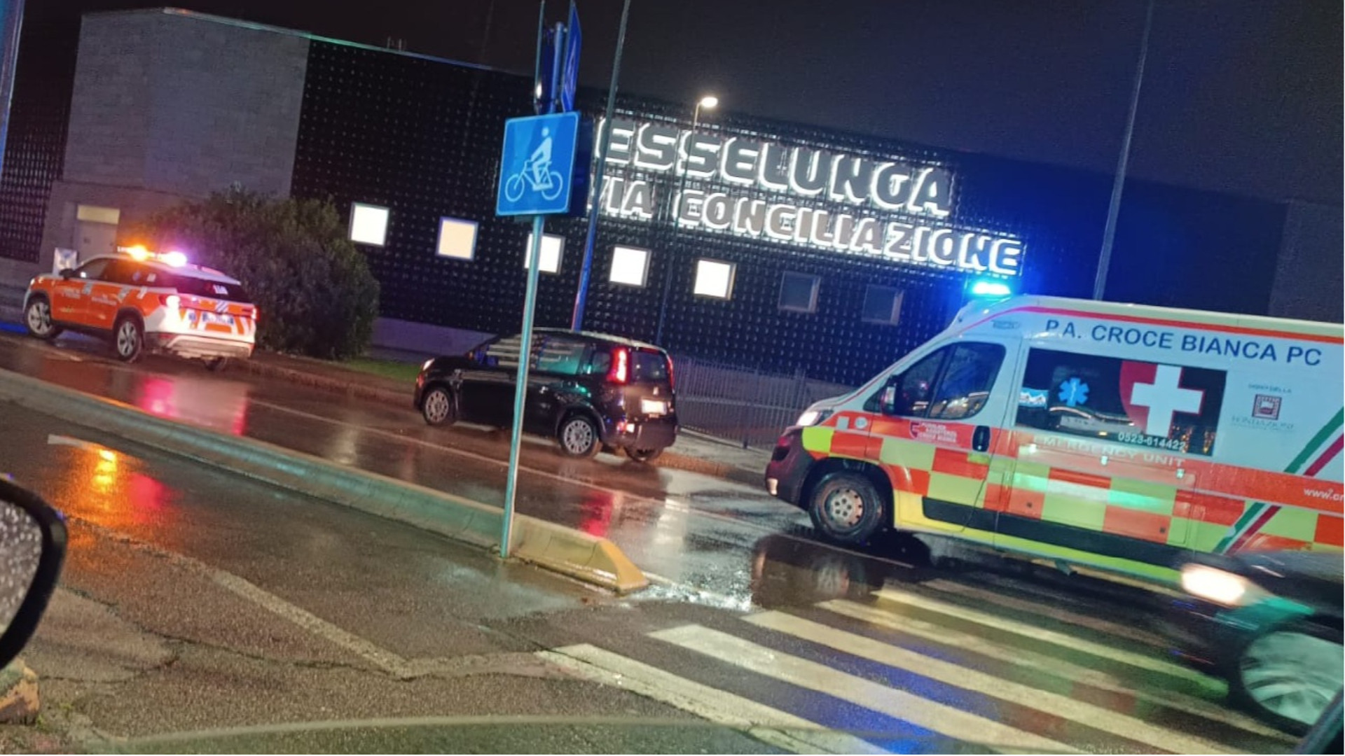 Ciclista urtata da un'auto, attimi di paura in via Calciati