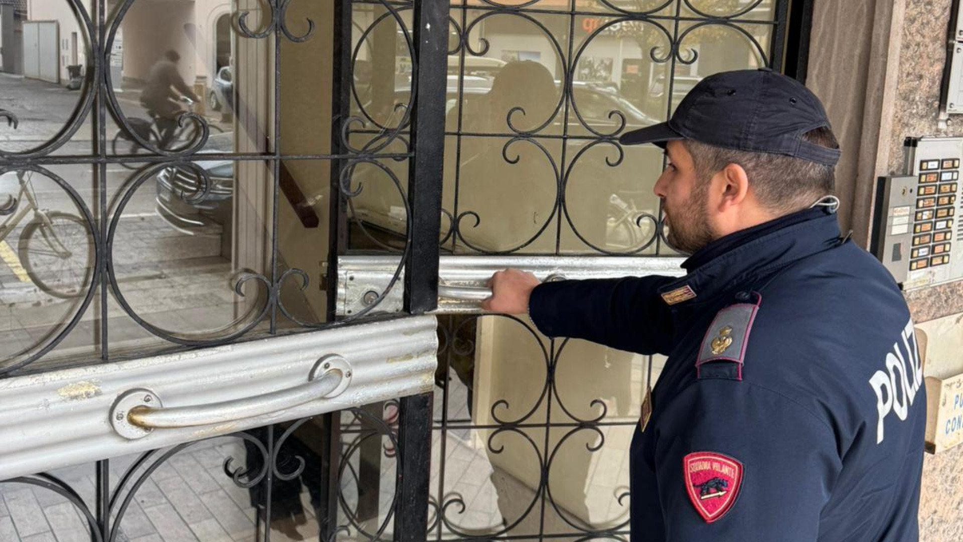 Via Boselli, inquilino sfrattato rientra in casa con la forza