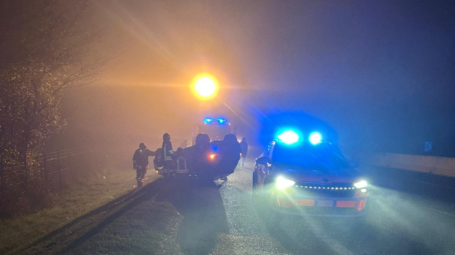 Colpo di sonno e sbandata: auto si ribalta in A1