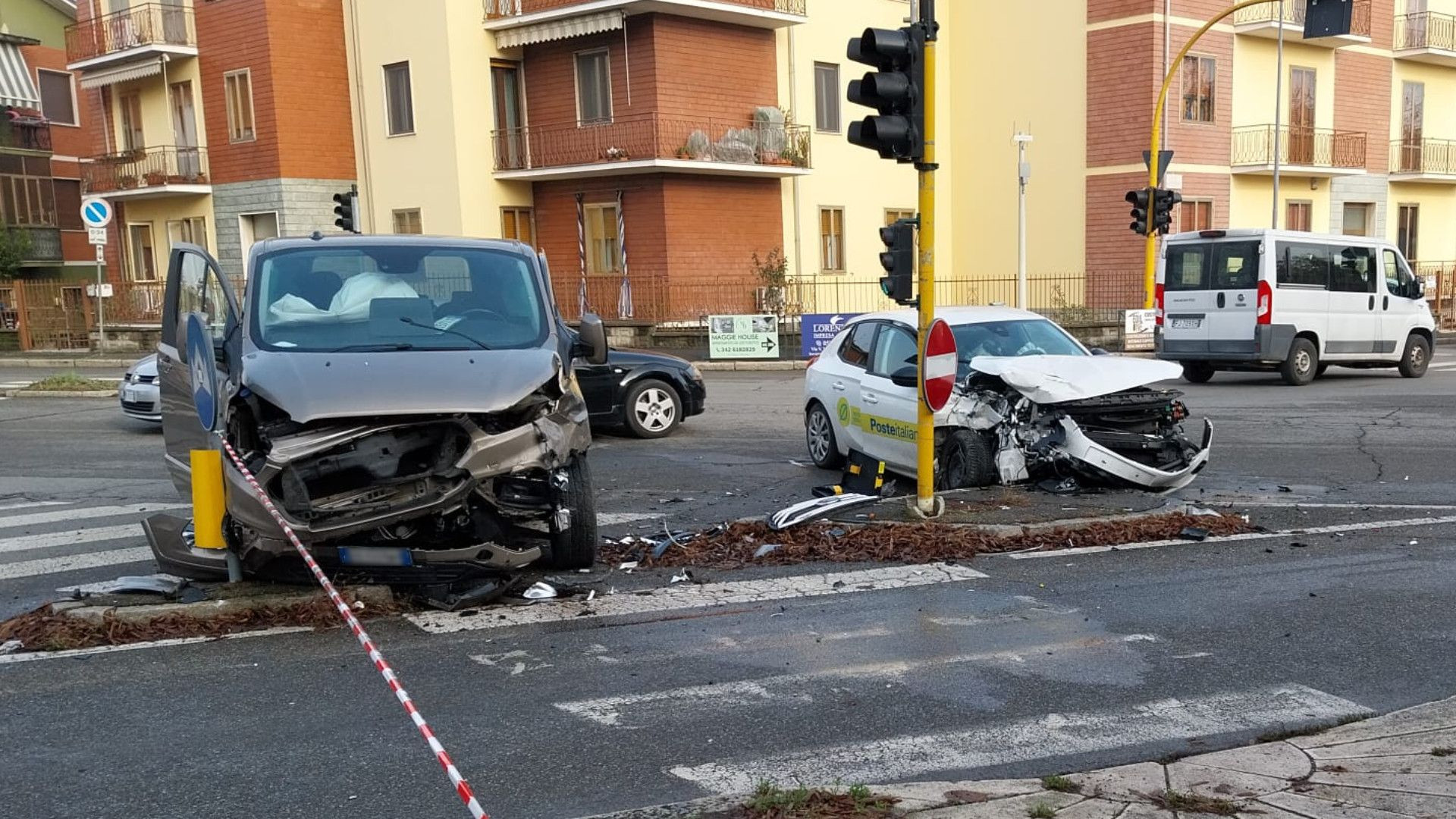 Frontale in via Cella, due persone all'ospedale