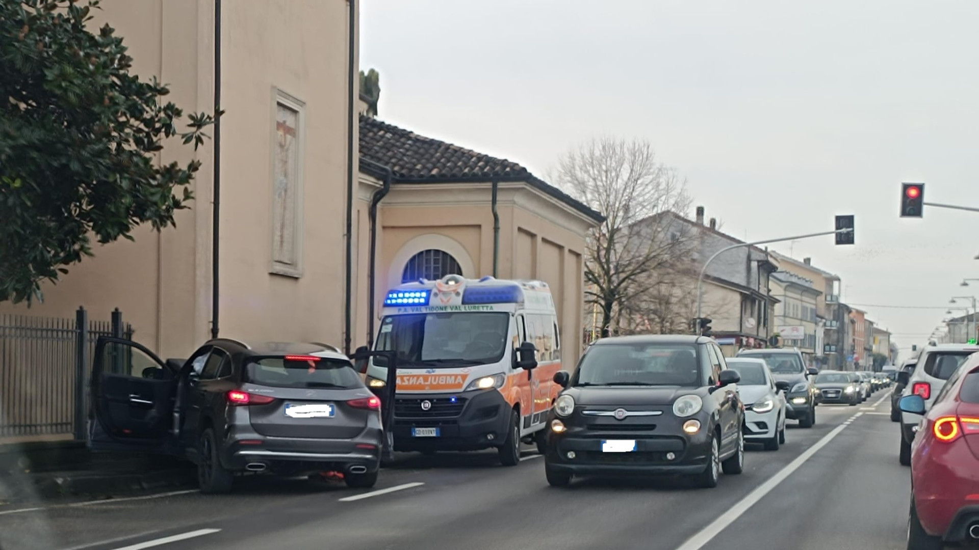 Paura a S. Nicolò, perde il controllo dell'auto e si schianta contro la chiesa