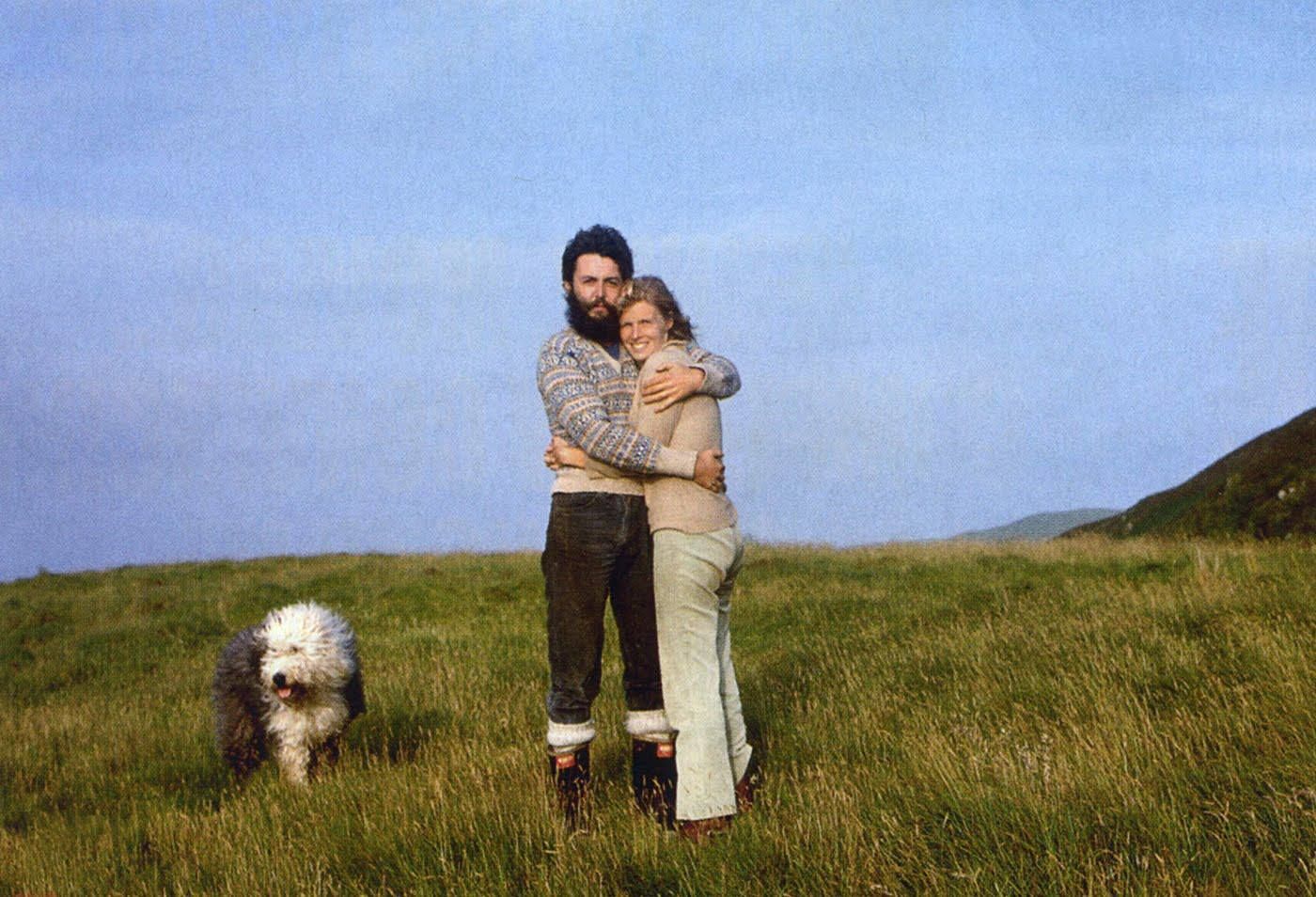 Paul, Linda e il cane Martha in Scozia dopo lo scioglimento dei Beatles e prima di fondare la band