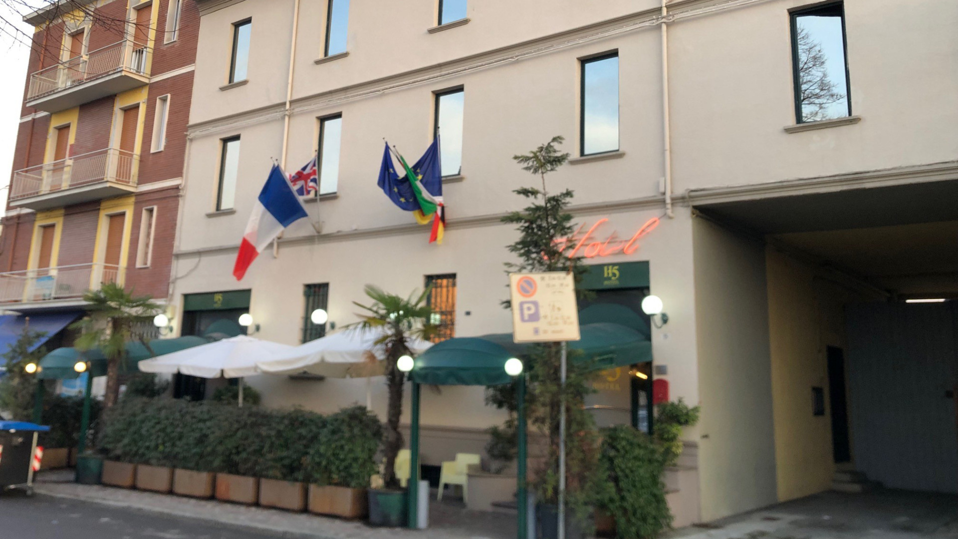 «Albergo distrutto dai minori stranieri». Il Comune paga 50mila euro