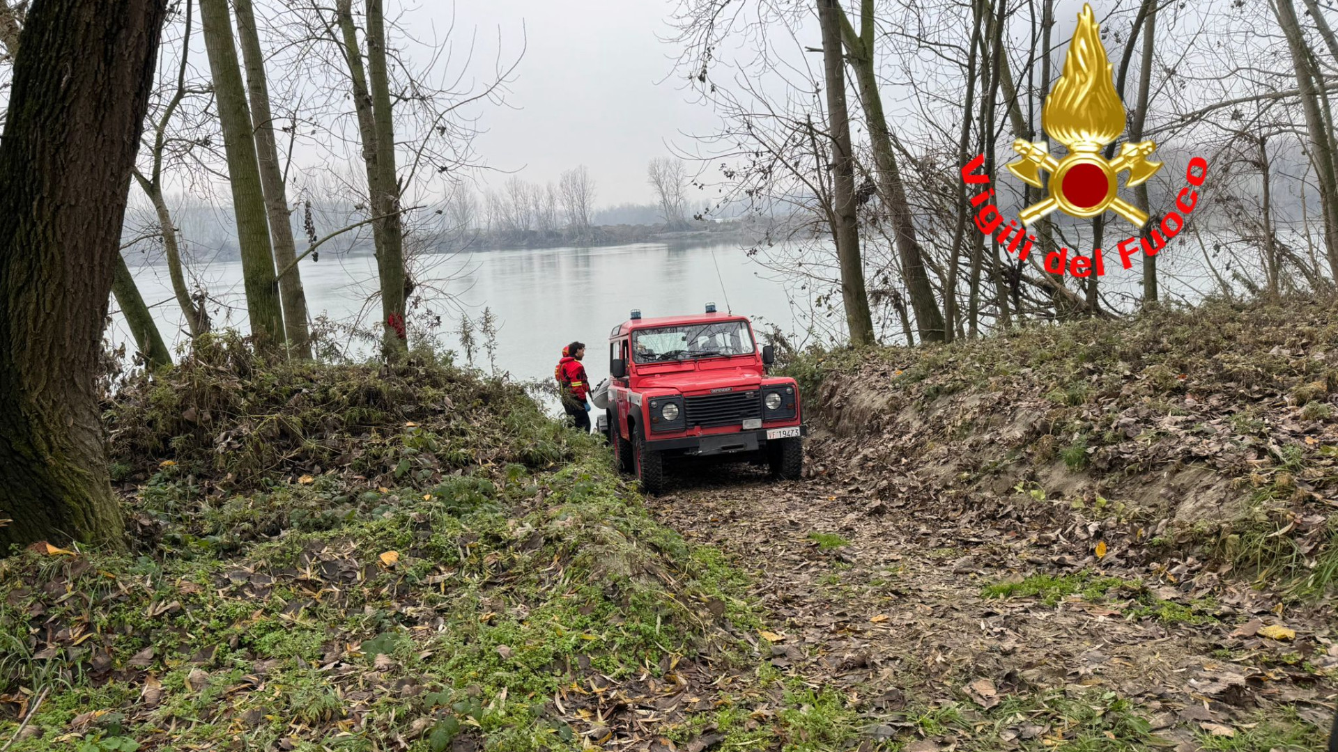 I vigili del fuoco impegnati nel recupero della salma