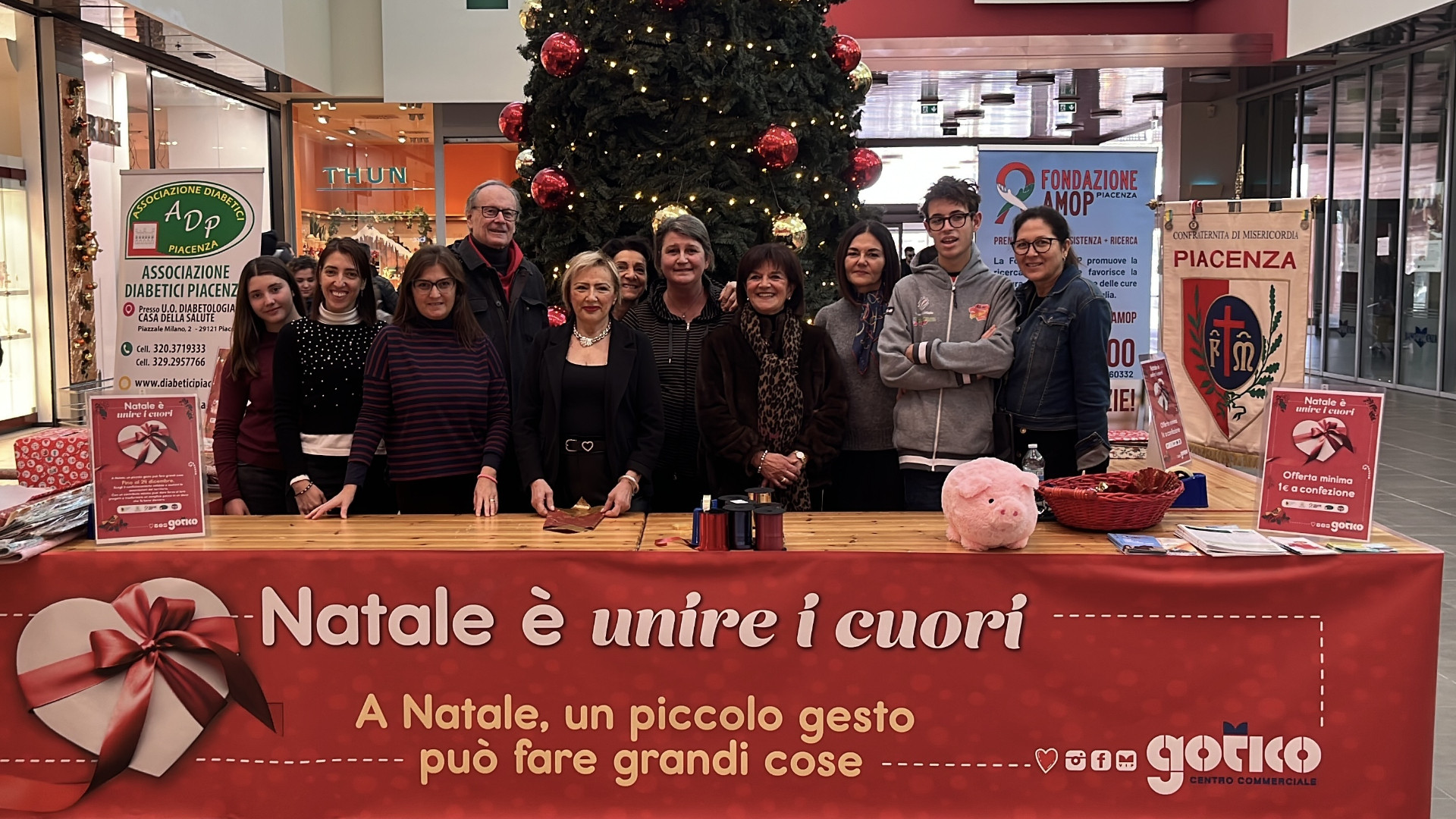 Confezionano regali in cambio di un'offerta per aiutare gli altri