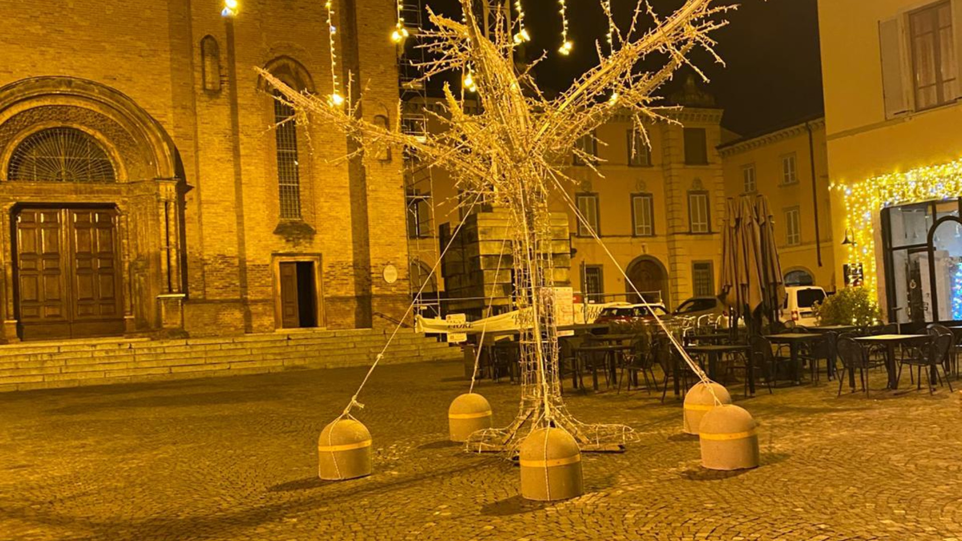 Fiorenzuola, una strana creatura al posto dell'albero di Natale