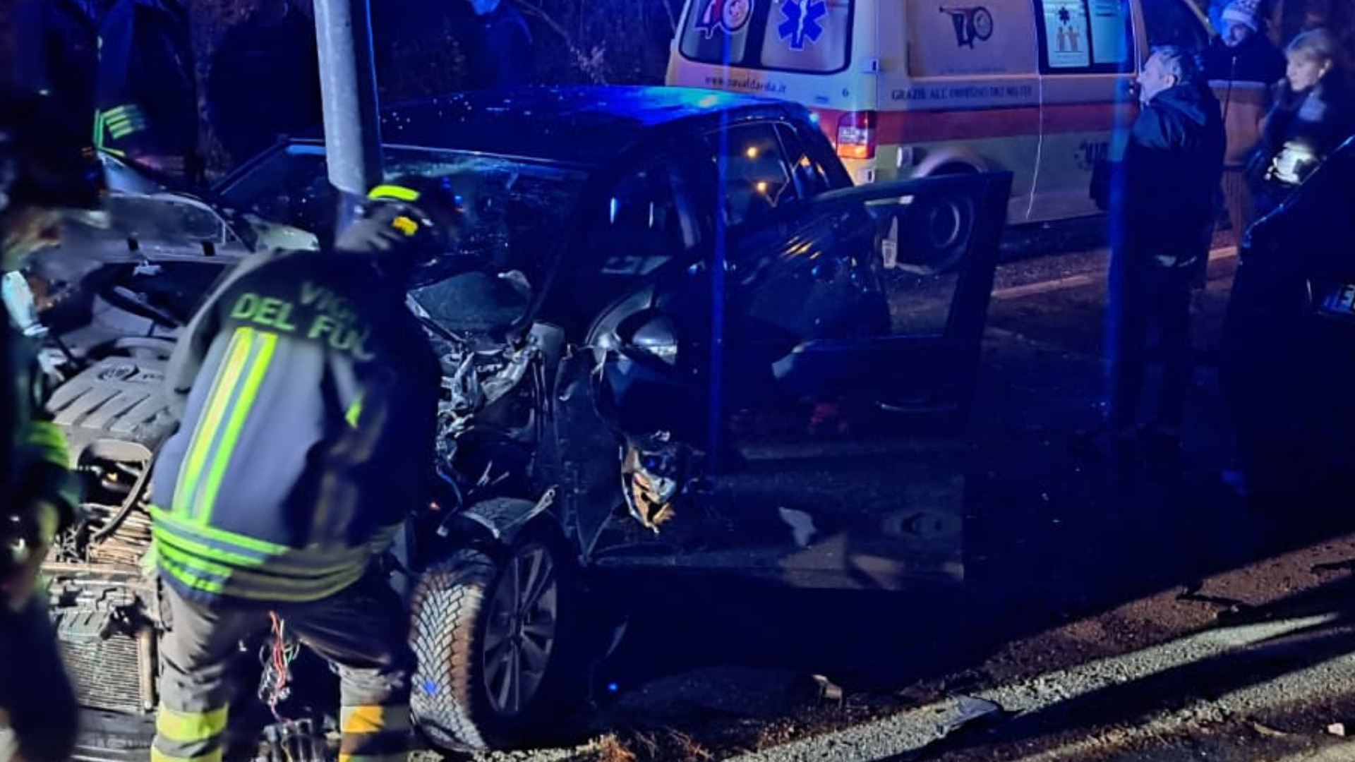 Castellarquato, auto finisce contro un palo e ne danneggia altre quattro