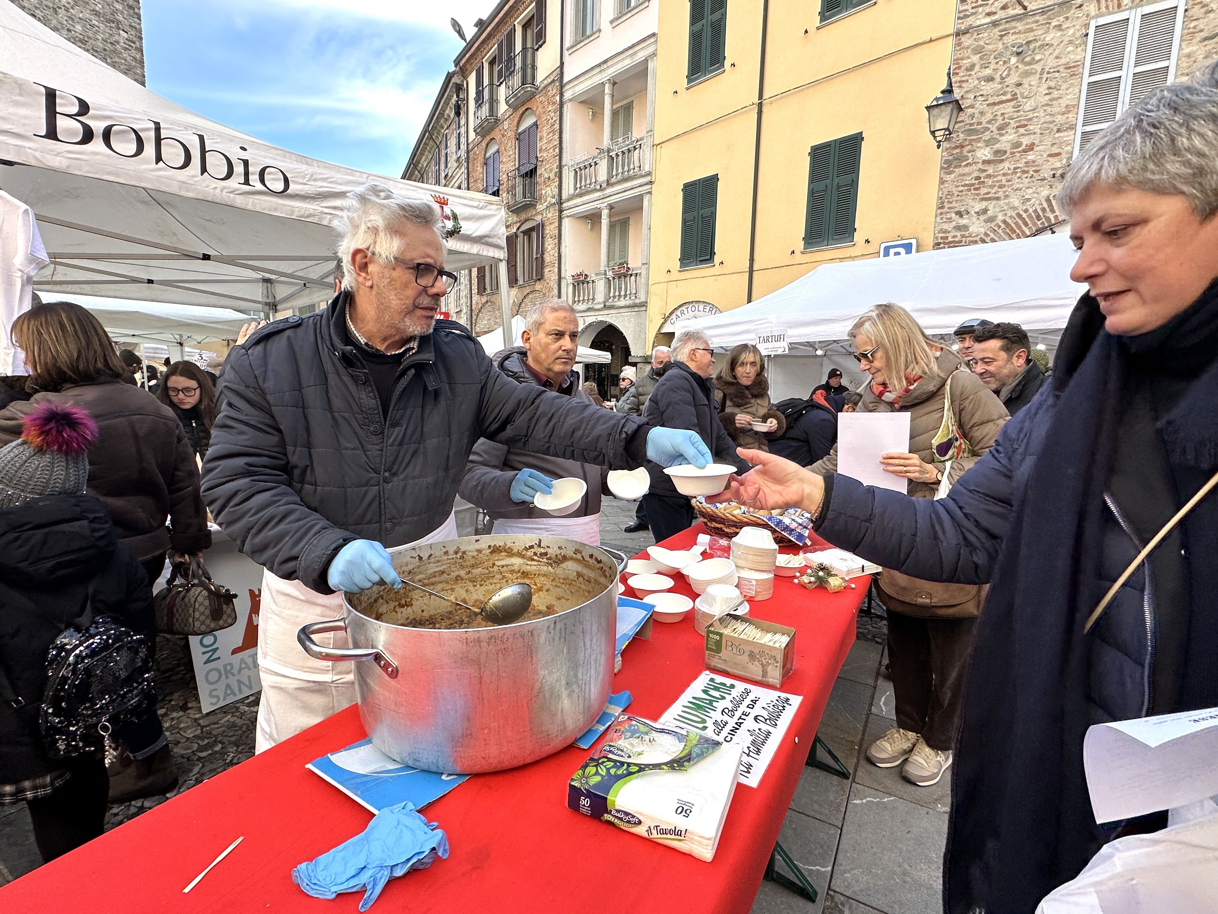 La sagra della lumaca, con i suoi mercatini di Natale dedicati ai prodotti d'eccellenza del territorio, ha richiamato un gran numero di visitatori a Bobbio (foto Zangrandi)