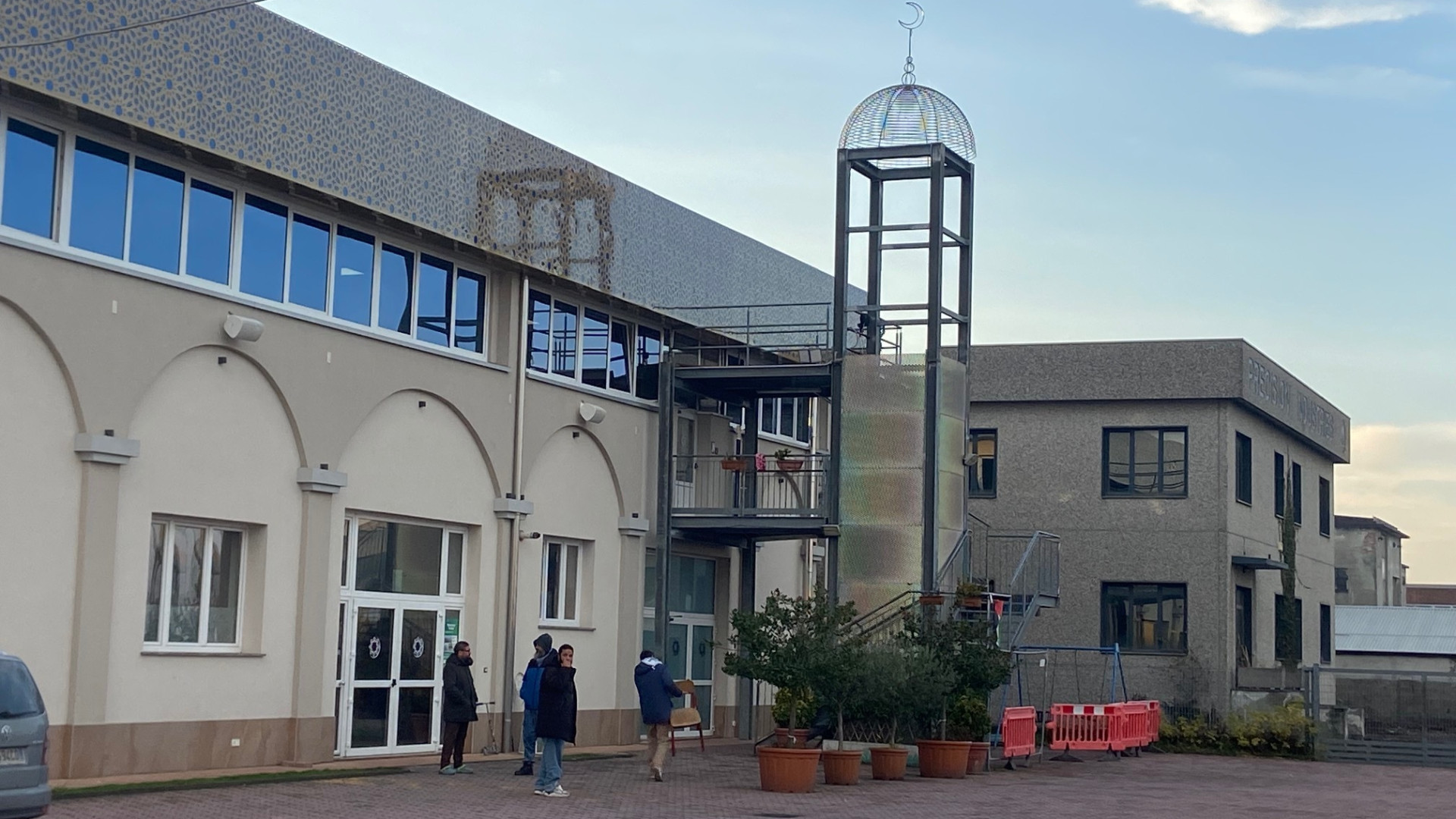 I due fratellini arrivati dal mare accolti dal Centro islamico