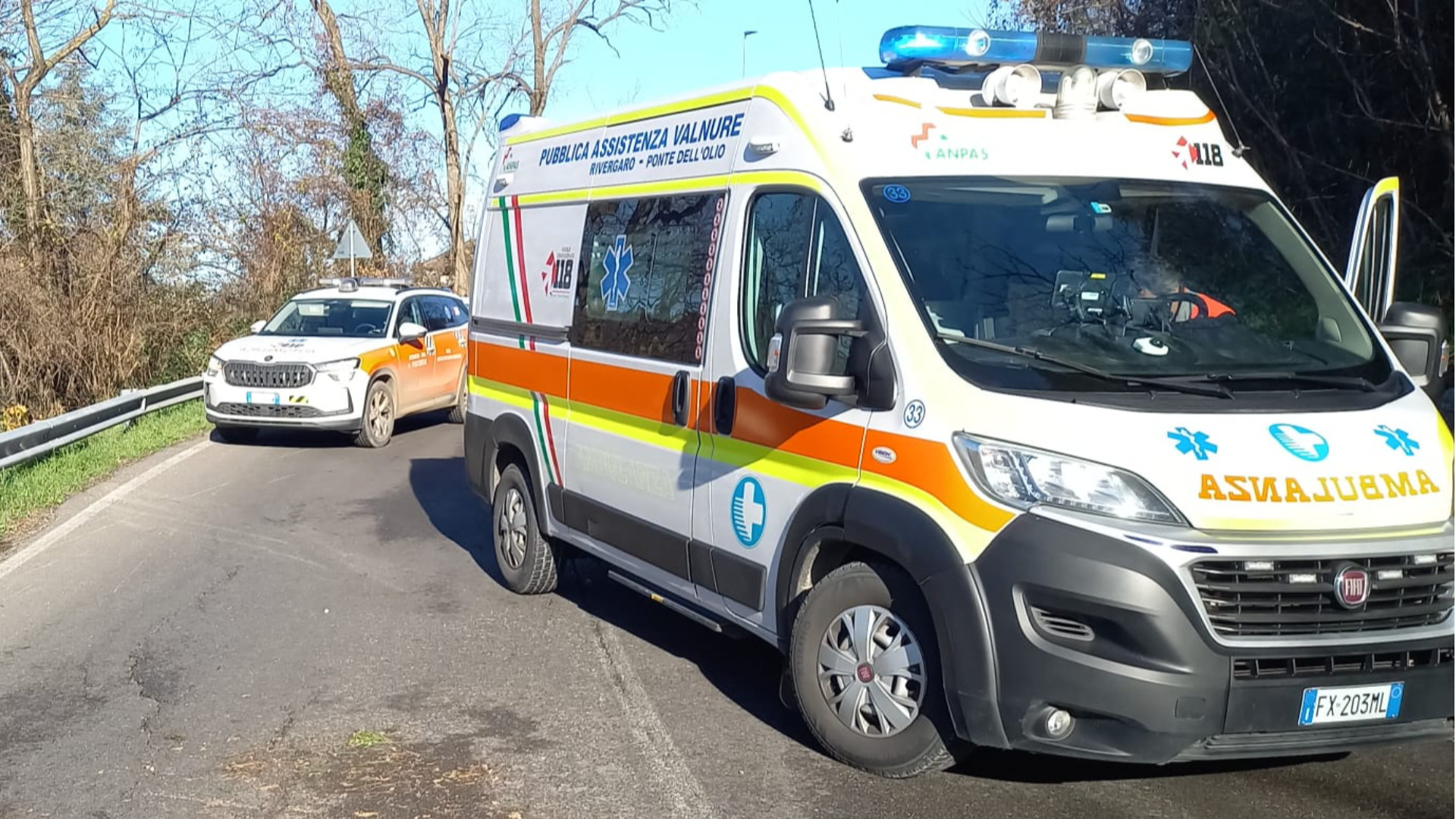 Foglie in strada trappola per motociclisti, un ferito sulla Statale 45