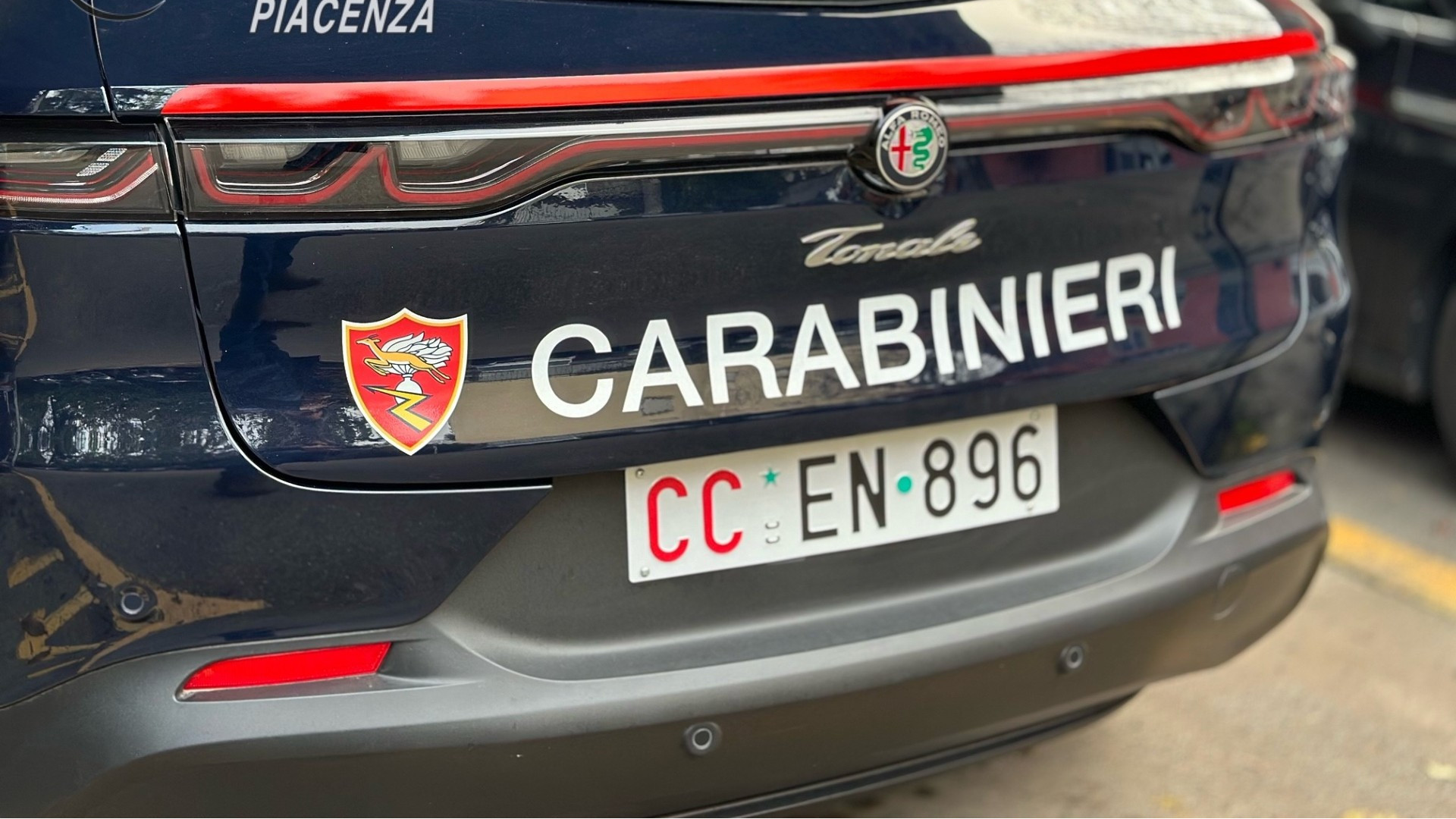 Ubriaco si perde in un garage, scambiato per ladro