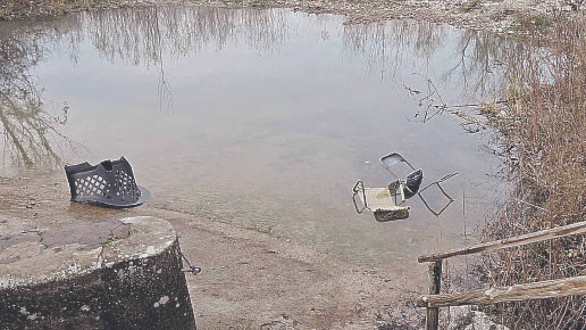 Sedie gettate nel vascone del Tidone a Pianello