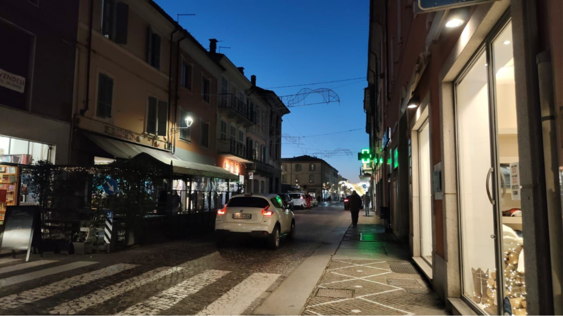 Castello, le luci natalizie fanno le bizze: al lavoro per riaccenderle