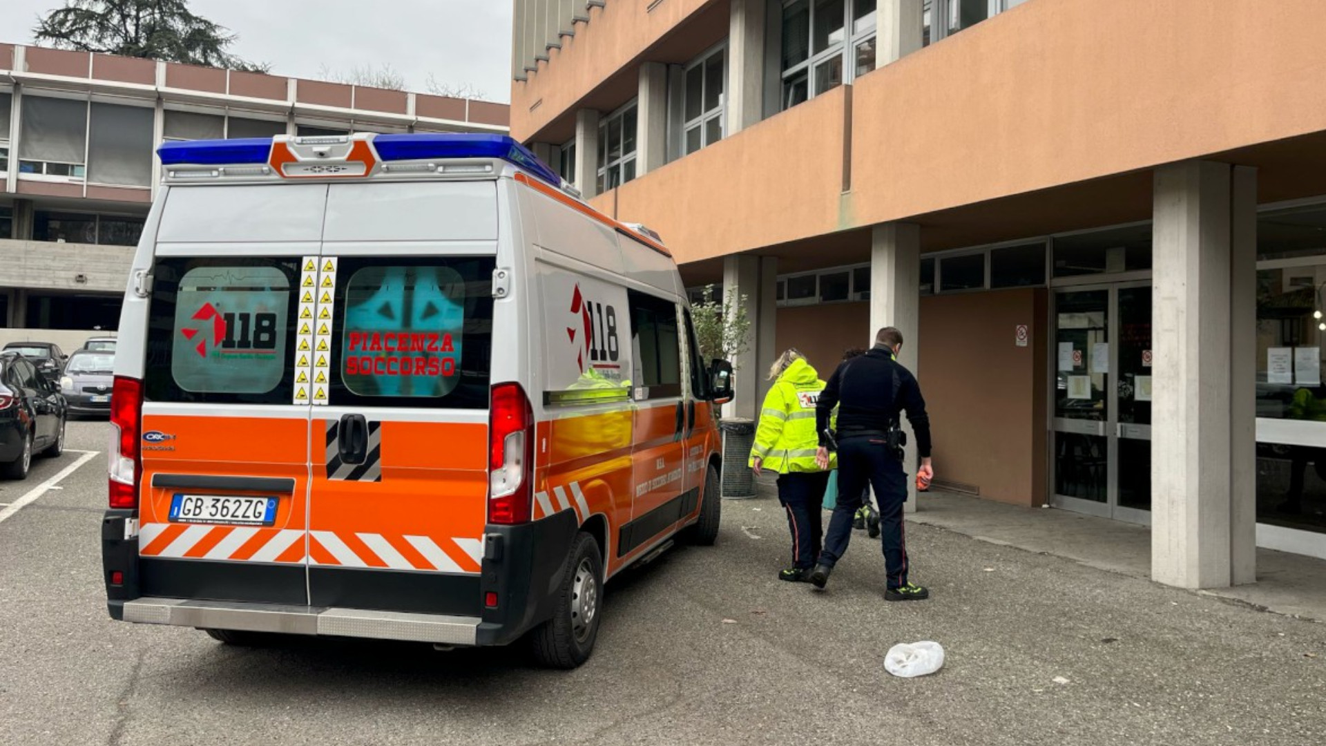 Trovato svenuto nei bagni, giovane soccorso ad Amazon