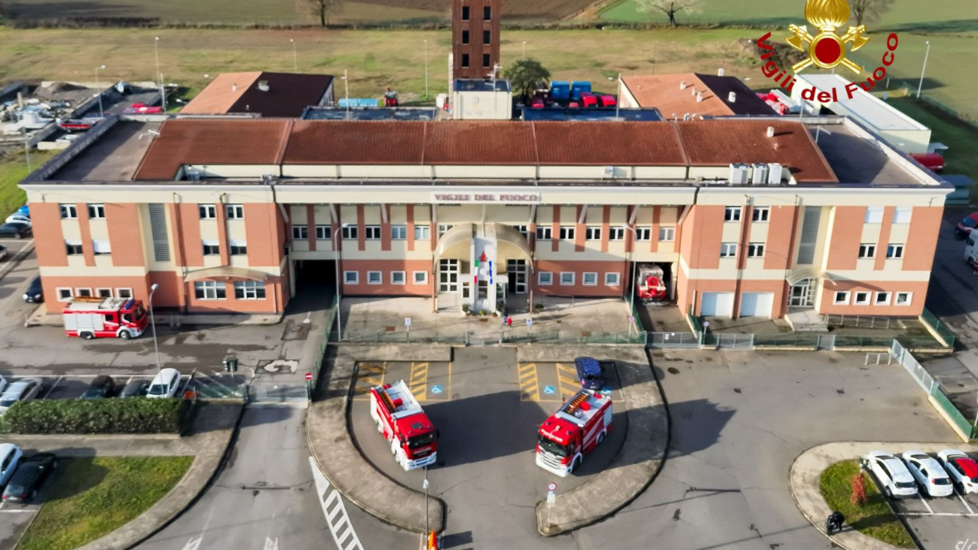 Con il naso all'insù sognando, da grande, di fare il pompiere