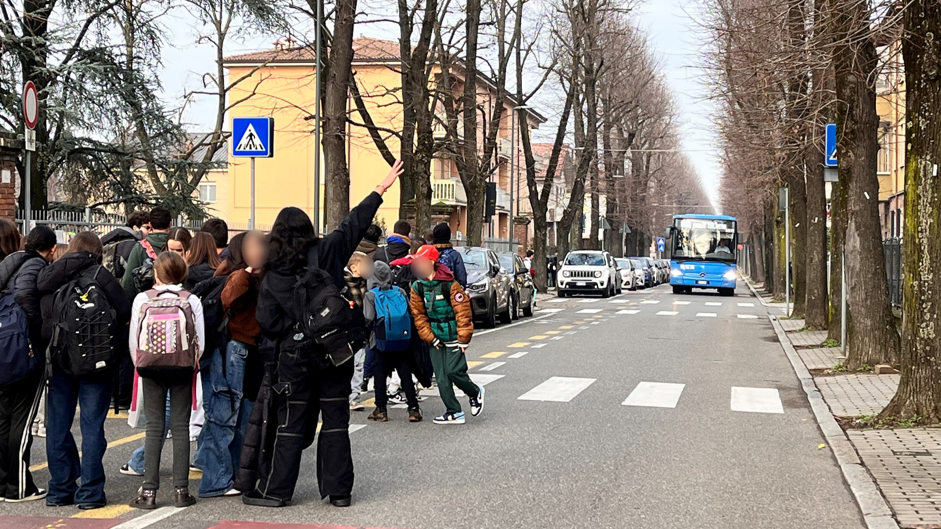 Foto autobus e scuola in via Stradella lezoli