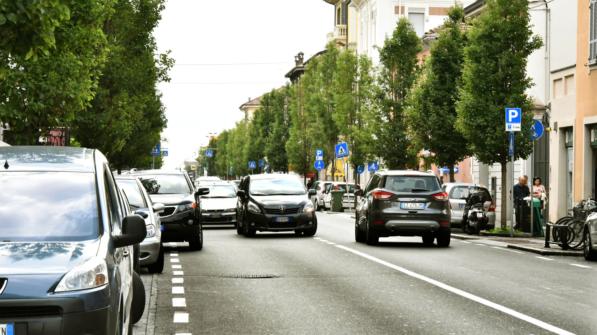 Danneggia a calci una vetrina e resiste ai carabinieri, denunciato