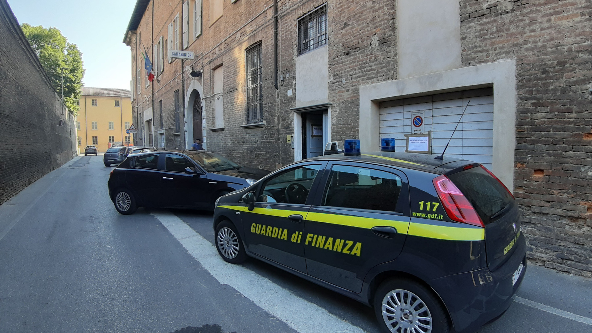 La Guardia di Finanza davanti alla caserma di via Caccialupo