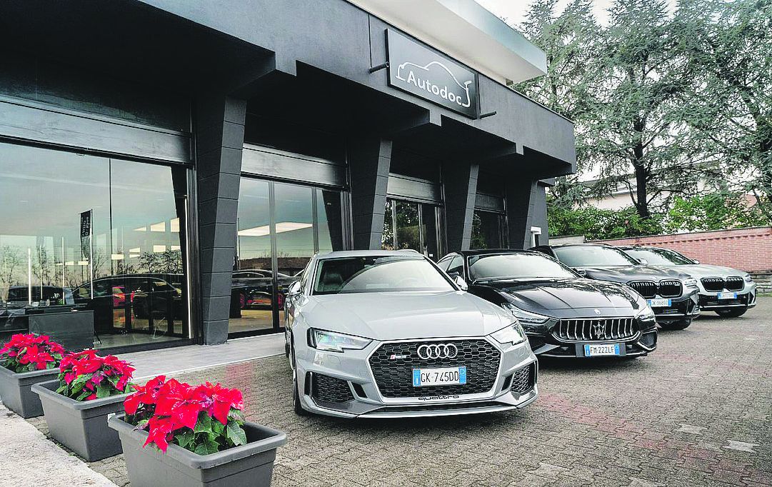 Lo showroom di via Emilia Pavese 262 targato Autodoc, con alcune delle numerose proposte dell’azienda in mostra per i visitatori