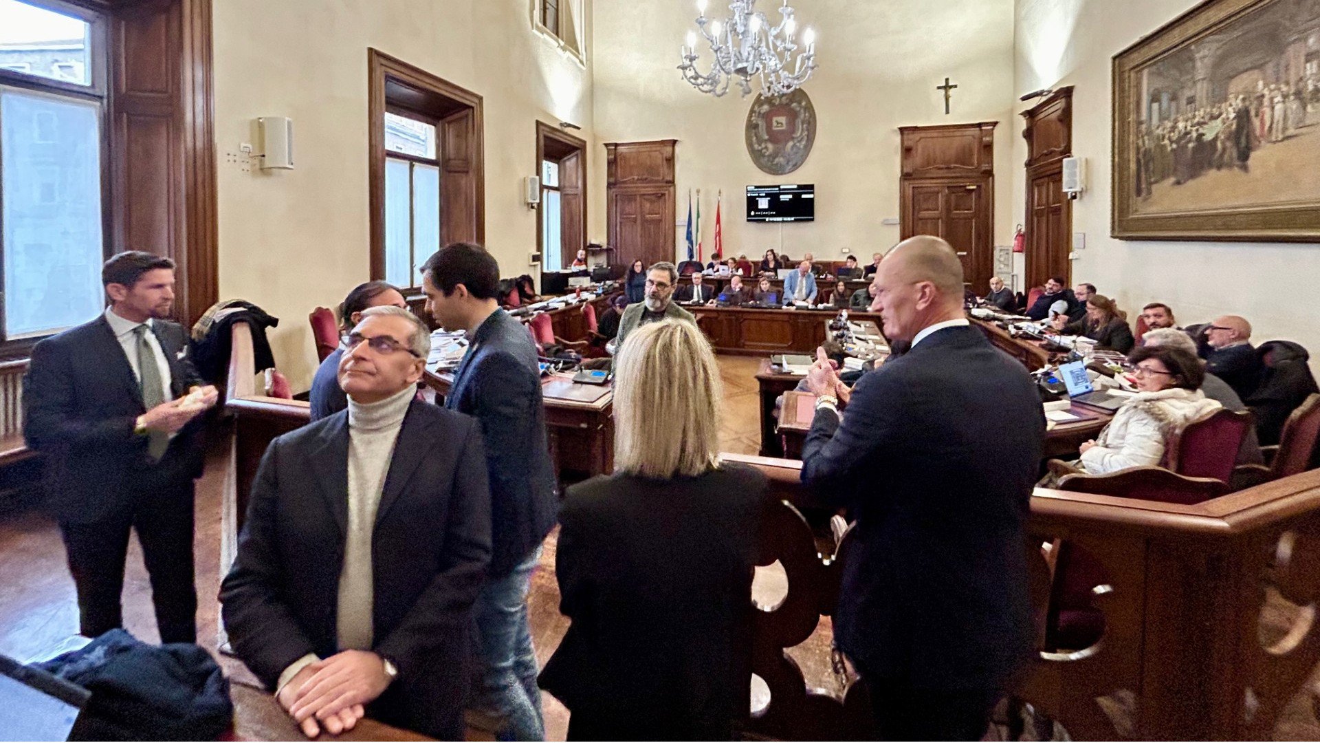 Bilancio 2026-2028, seduta subito sospesa. La maggioranza non ha i numeri. «Siete dilettanti»