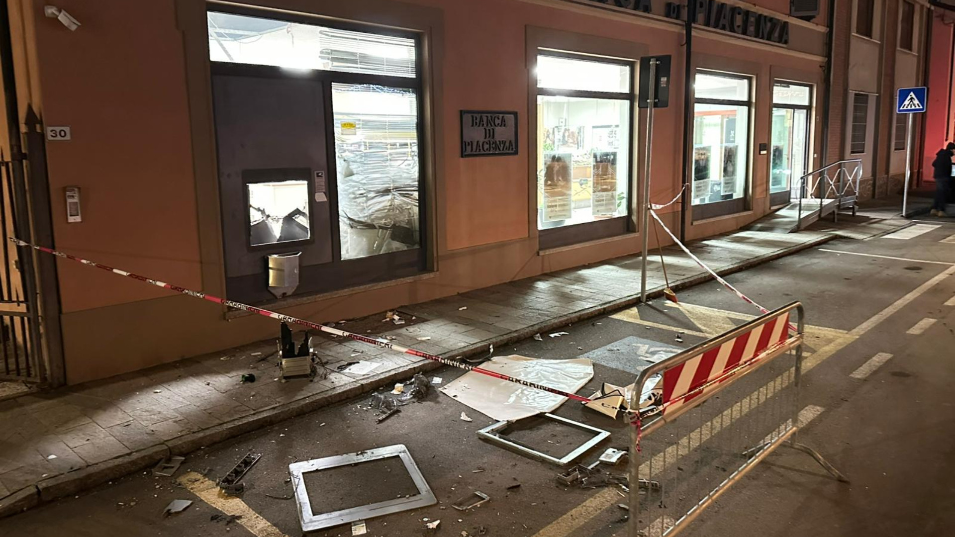 Boato nella notte a Sarmato, torna in azione la banda dei bancomat