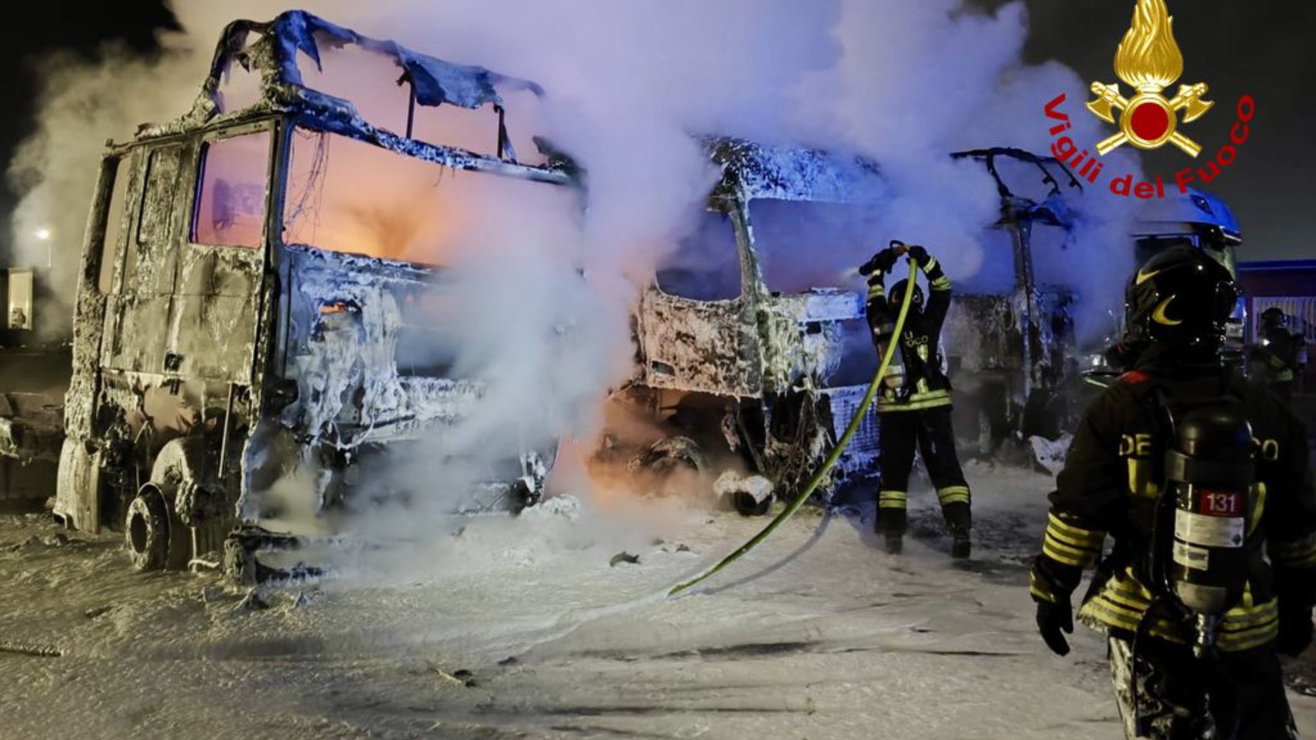 Esplosione e fiamme nella notte, tre camion in sosta divorati nel rogo