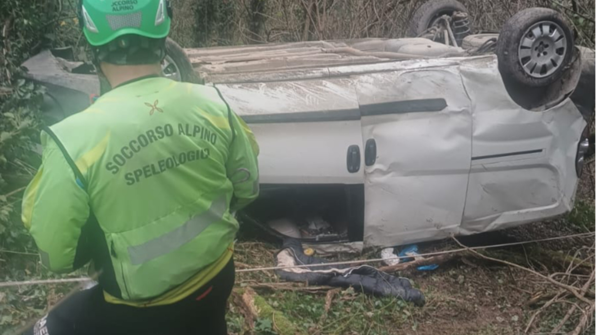 Furgone finisce nel precipizio a Rezzanello, un ferito soccorso con l'eliambulanza