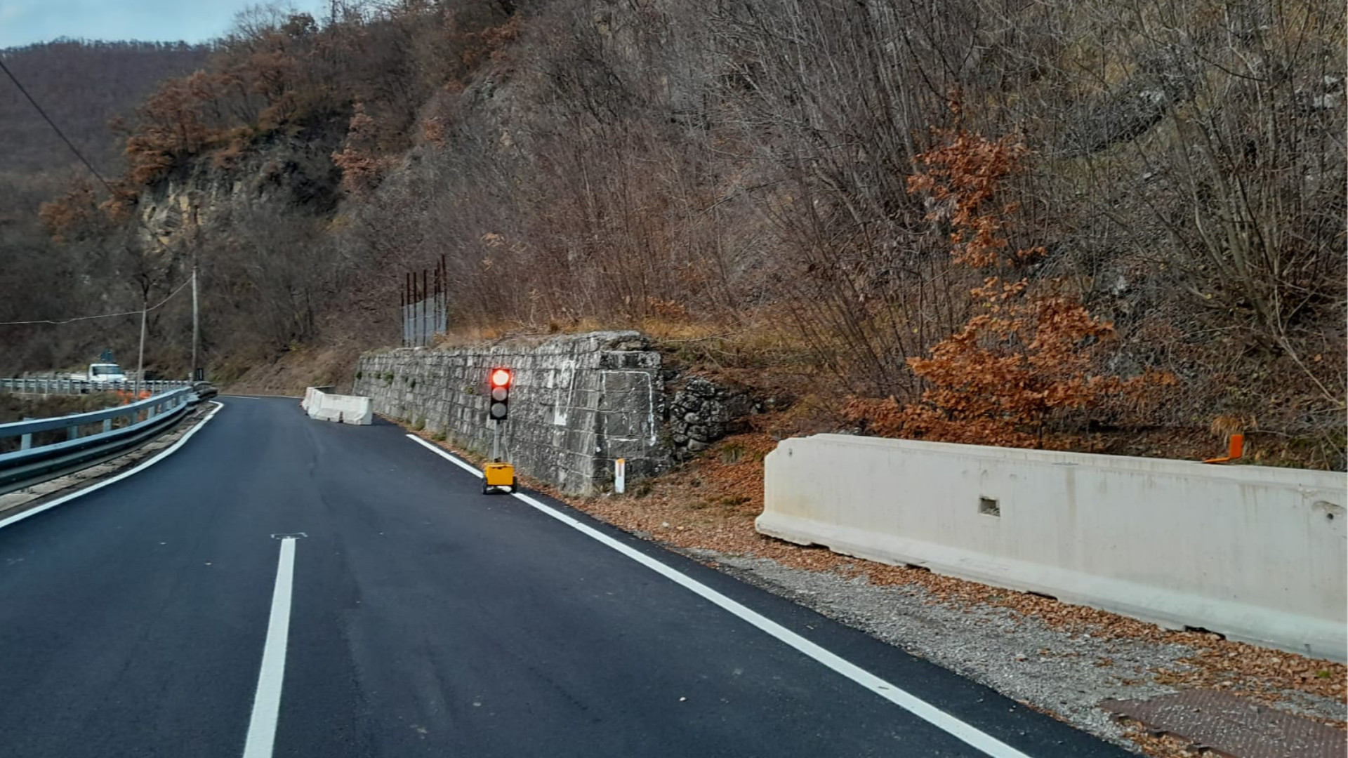 Il semaforo eterno sulla 45: «Costa più il noleggio dei lavori»