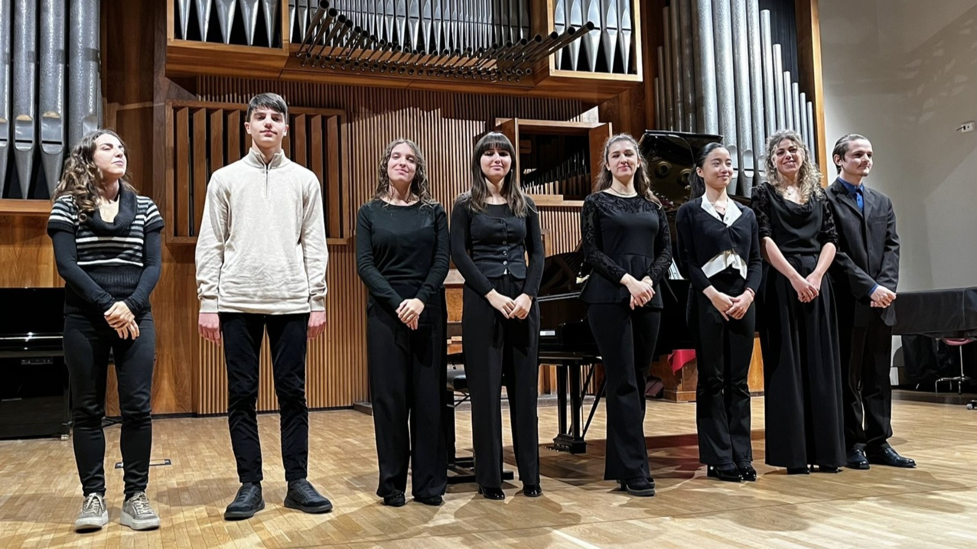 Un gruppo di allievi di pianoforte che saranno protagonisti al Castello di Riva