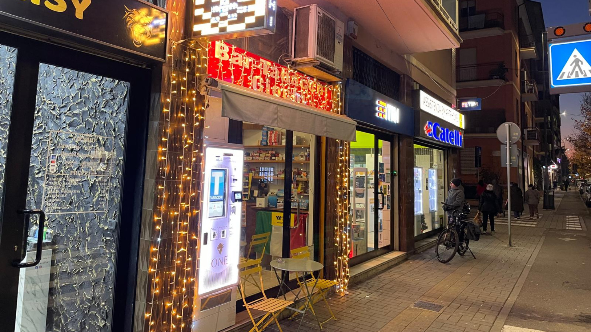 Il bar-tabaccheria preso di mira - © Libertà/Cristian Brusamonti