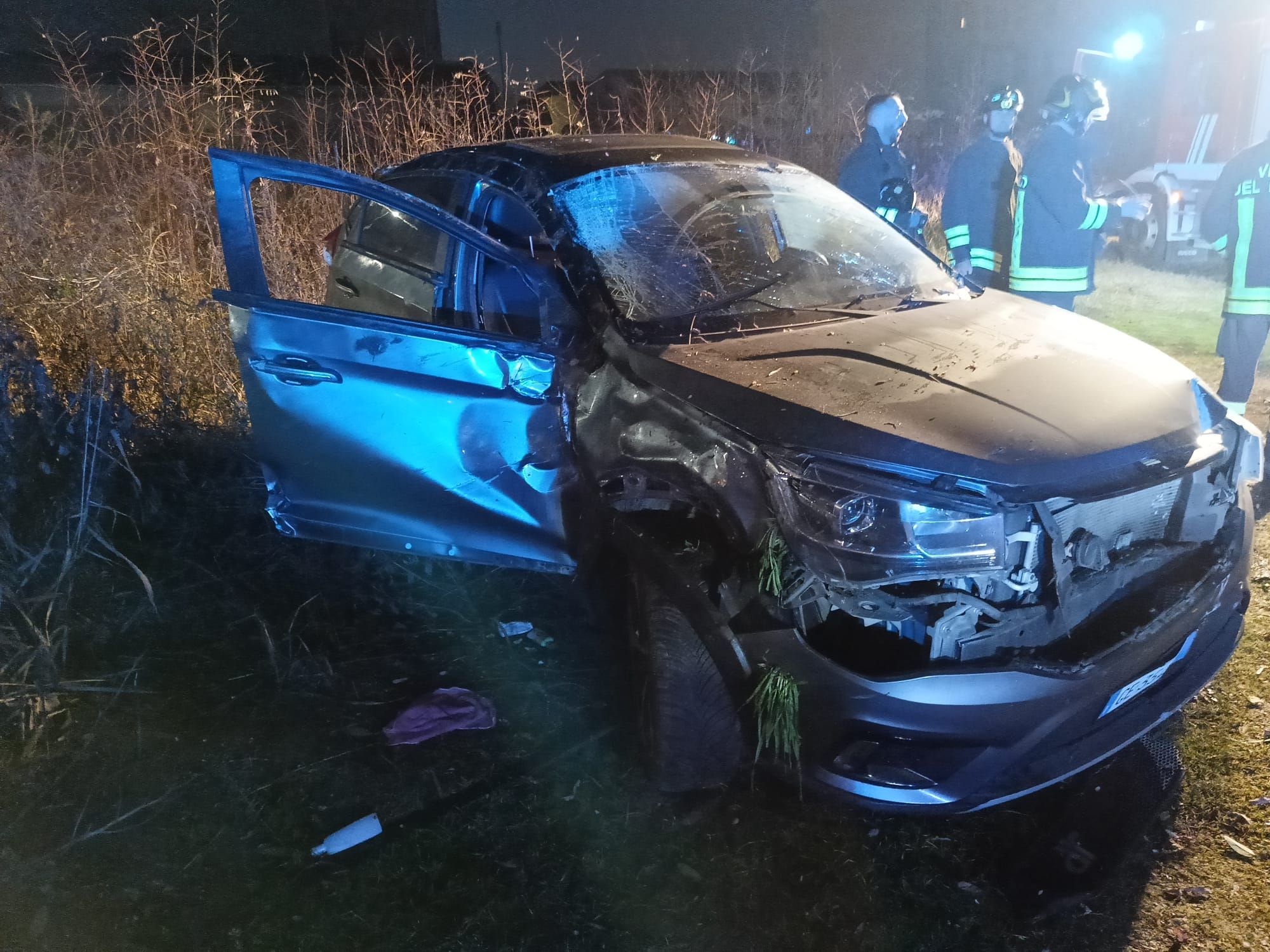 L'auto precipitata nel parcheggio