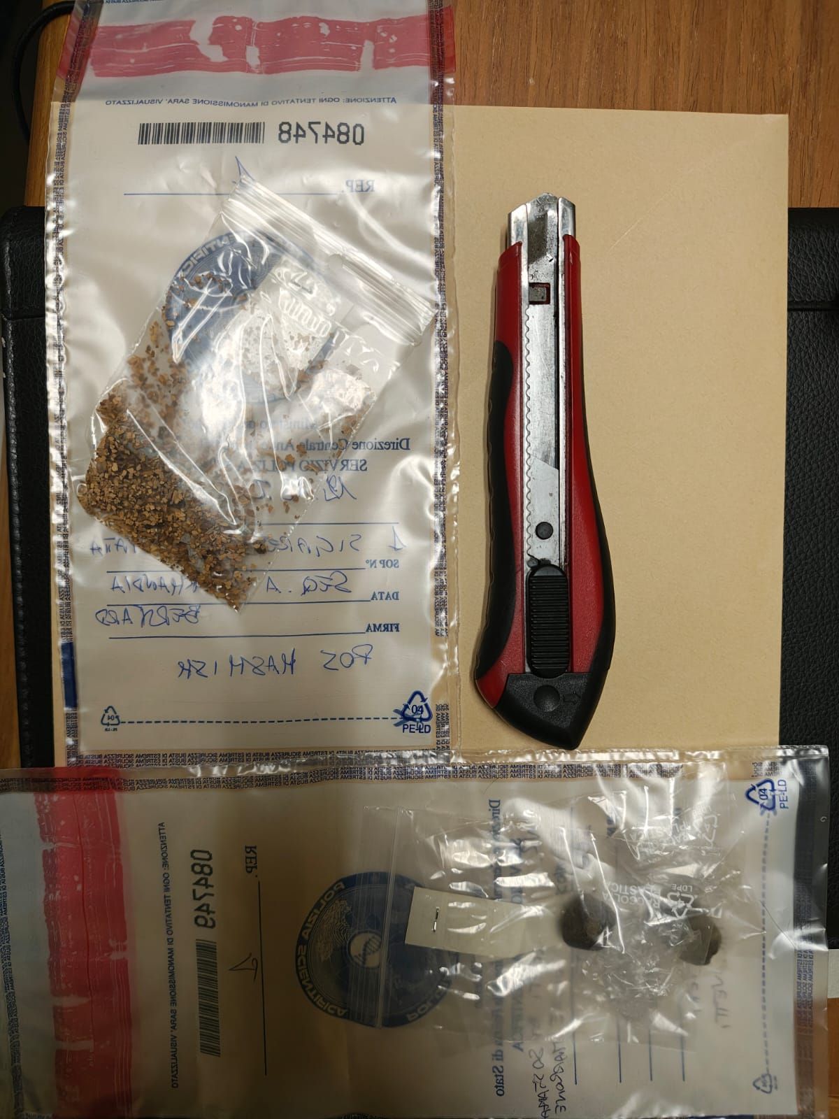 La droga e il cutter sequestrati